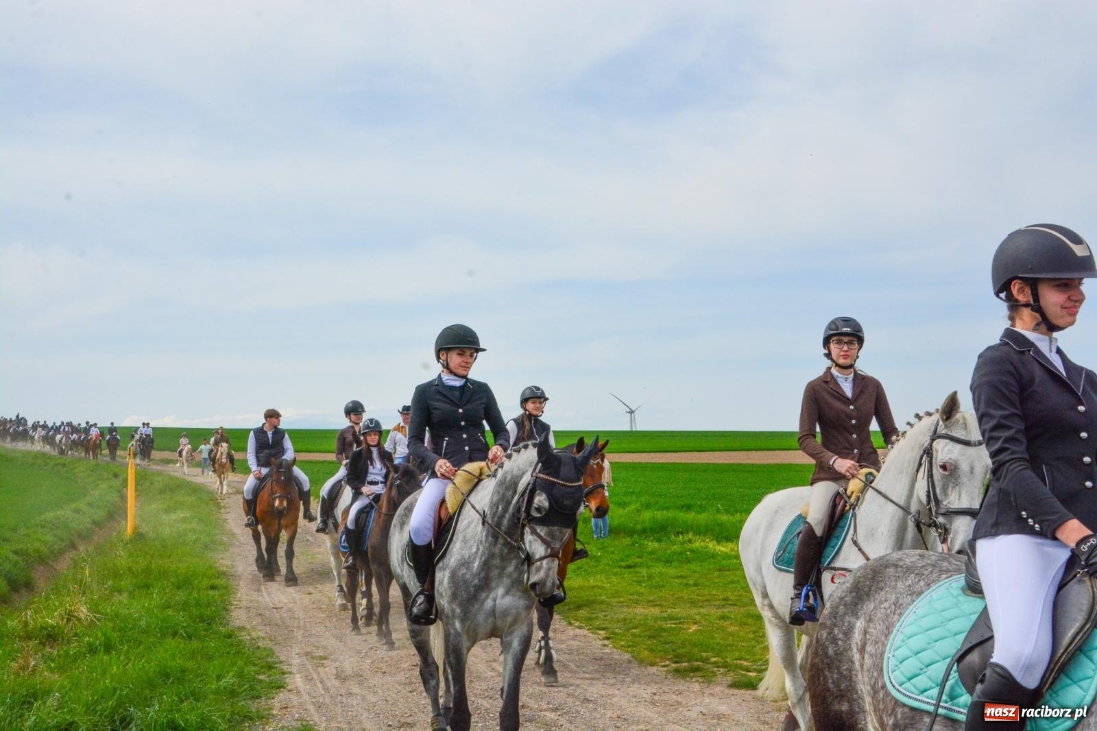 Zdjęcie w galerii na portalu naszraciborz.pl: 117 koni doliczono się podczas wielkanocnej procesji konnej w Bieńkowicach [FOTO i WIDEO] wiadomości z regionu