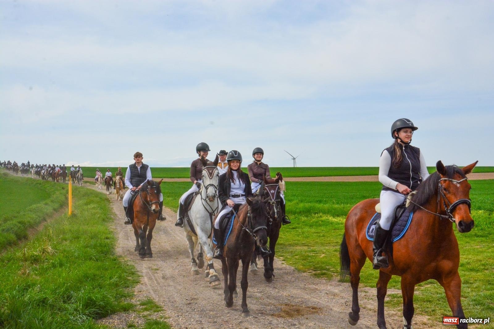Zdjęcie w galerii na portalu naszraciborz.pl: 117 koni doliczono się podczas wielkanocnej procesji konnej w Bieńkowicach [FOTO i WIDEO] wiadomości z regionu