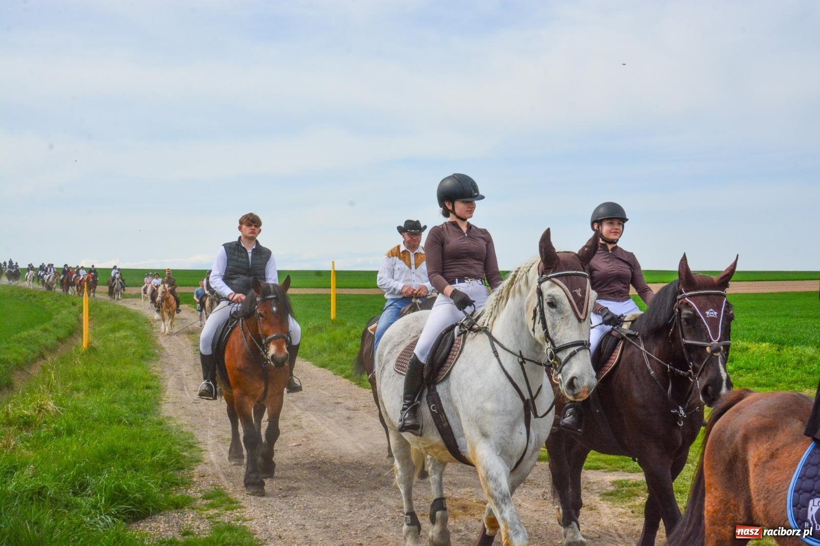 Zdjęcie w galerii na portalu naszraciborz.pl: 117 koni doliczono się podczas wielkanocnej procesji konnej w Bieńkowicach [FOTO i WIDEO] wiadomości z regionu
