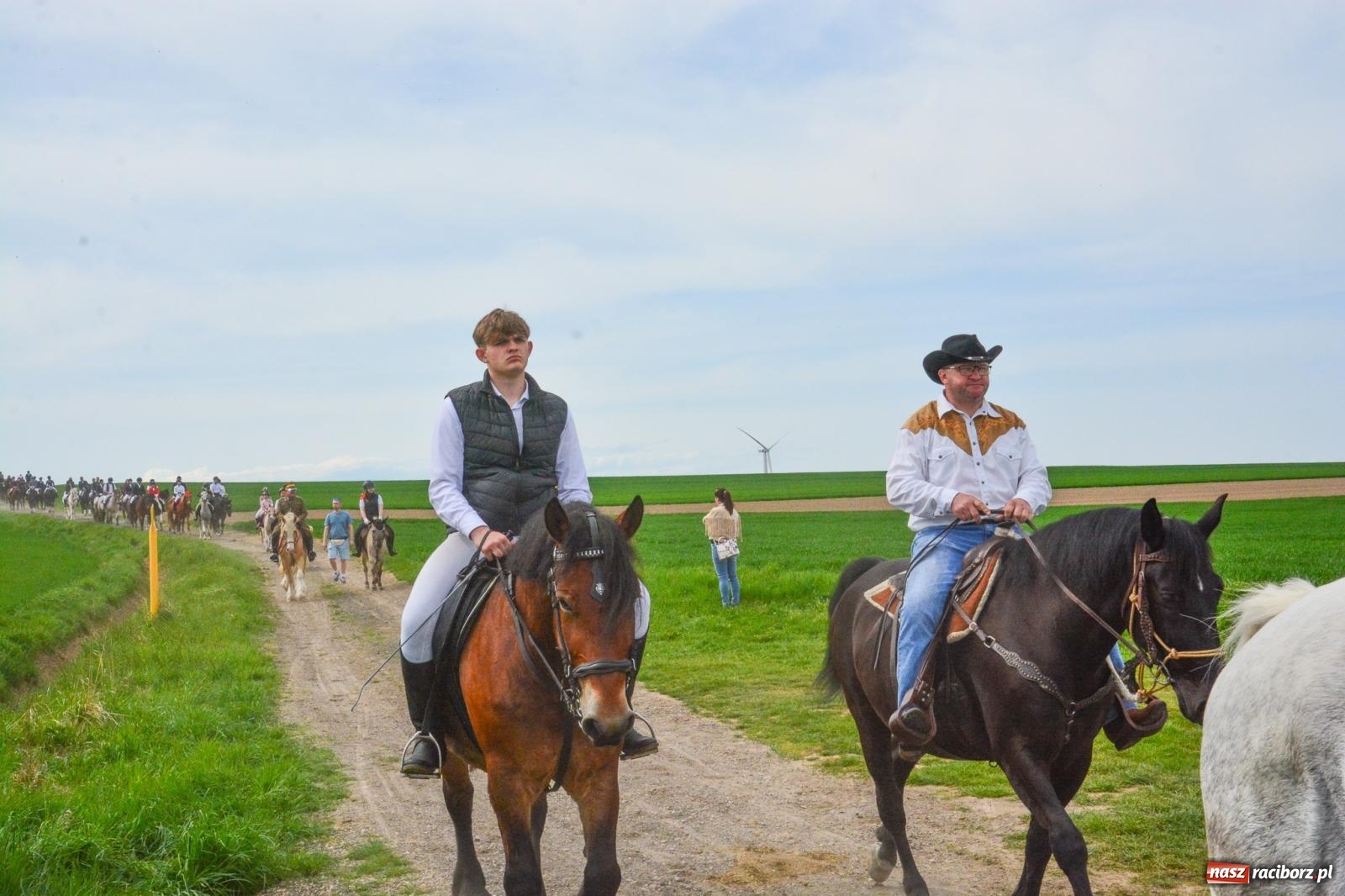 Zdjęcie w galerii na portalu naszraciborz.pl: 117 koni doliczono się podczas wielkanocnej procesji konnej w Bieńkowicach [FOTO i WIDEO] wiadomości z regionu