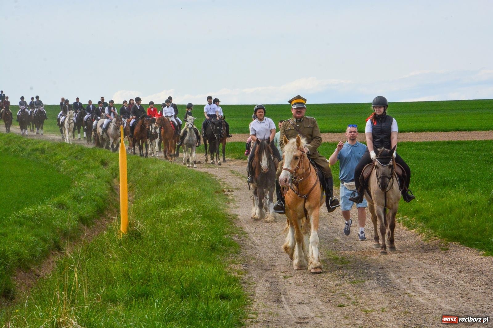 Zdjęcie w galerii na portalu naszraciborz.pl: 117 koni doliczono się podczas wielkanocnej procesji konnej w Bieńkowicach [FOTO i WIDEO] wiadomości z regionu