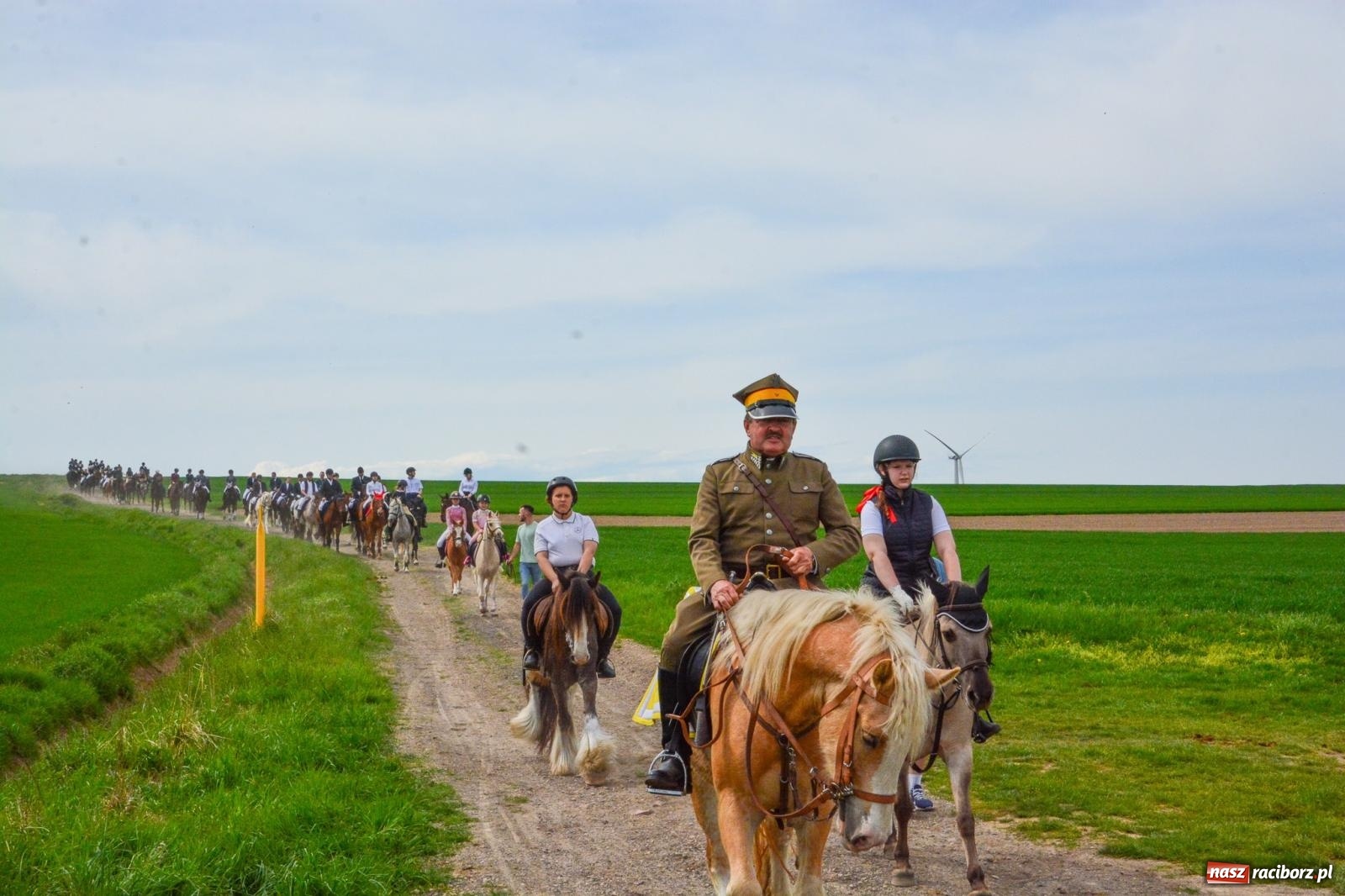 Zdjęcie w galerii na portalu naszraciborz.pl: 117 koni doliczono się podczas wielkanocnej procesji konnej w Bieńkowicach [FOTO i WIDEO] wiadomości z regionu