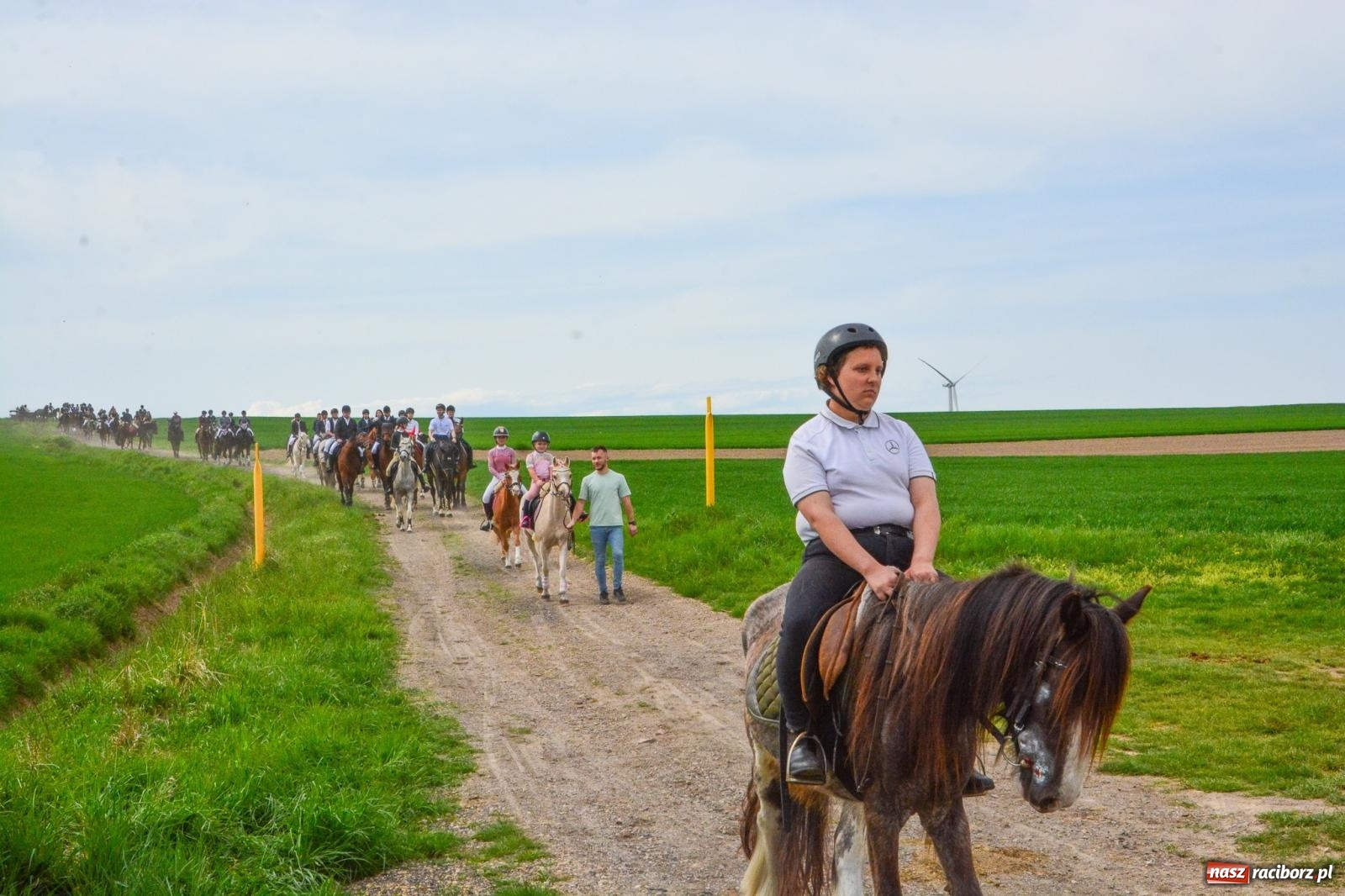 Zdjęcie w galerii na portalu naszraciborz.pl: 117 koni doliczono się podczas wielkanocnej procesji konnej w Bieńkowicach [FOTO i WIDEO] wiadomości z regionu