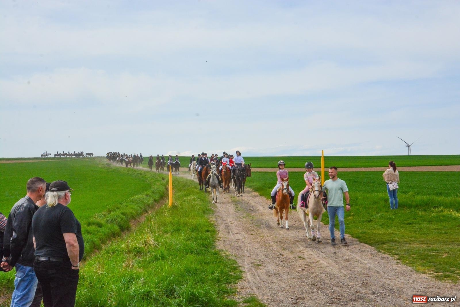 Zdjęcie w galerii na portalu naszraciborz.pl: 117 koni doliczono się podczas wielkanocnej procesji konnej w Bieńkowicach [FOTO i WIDEO] wiadomości z regionu