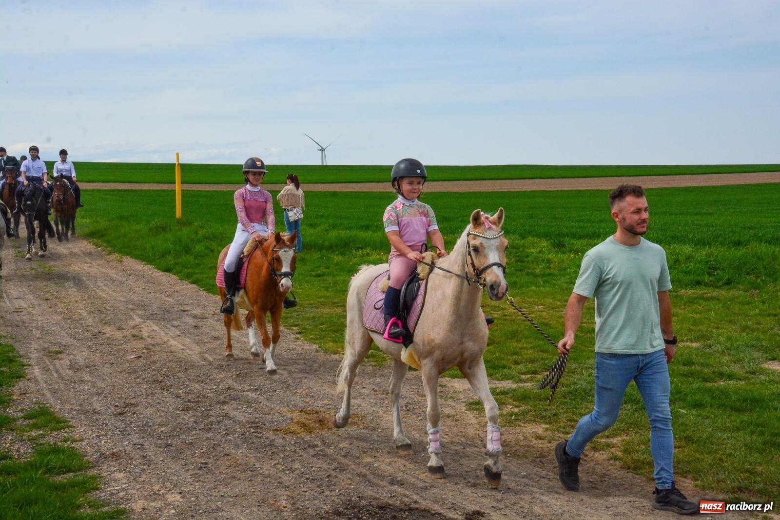Zdjęcie w galerii na portalu naszraciborz.pl: 117 koni doliczono się podczas wielkanocnej procesji konnej w Bieńkowicach [FOTO i WIDEO] wiadomości z regionu