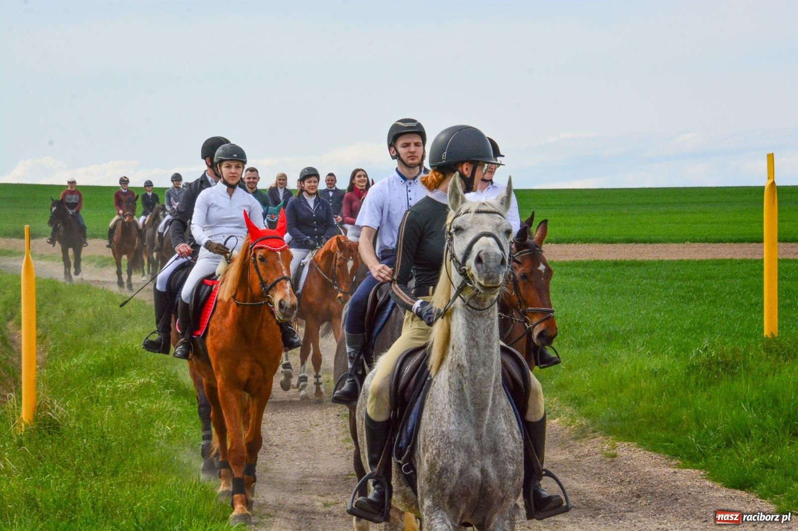 Zdjęcie w galerii na portalu naszraciborz.pl: 117 koni doliczono się podczas wielkanocnej procesji konnej w Bieńkowicach [FOTO i WIDEO] wiadomości z regionu