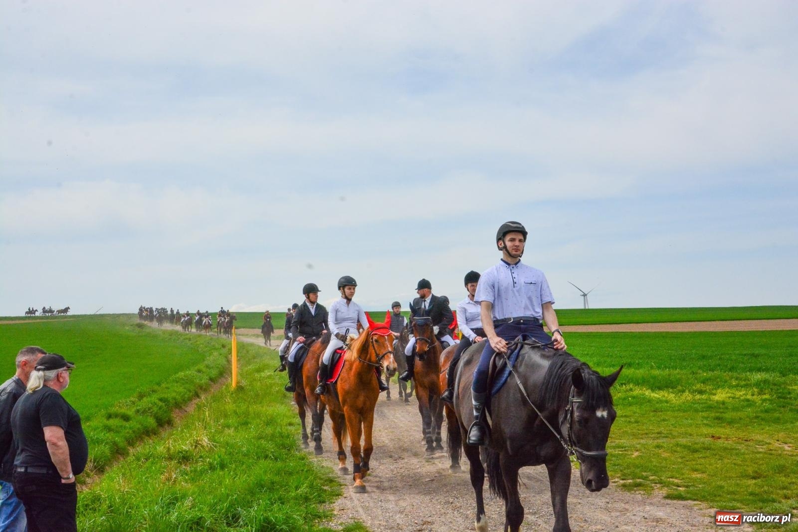 Zdjęcie w galerii na portalu naszraciborz.pl: 117 koni doliczono się podczas wielkanocnej procesji konnej w Bieńkowicach [FOTO i WIDEO] wiadomości z regionu