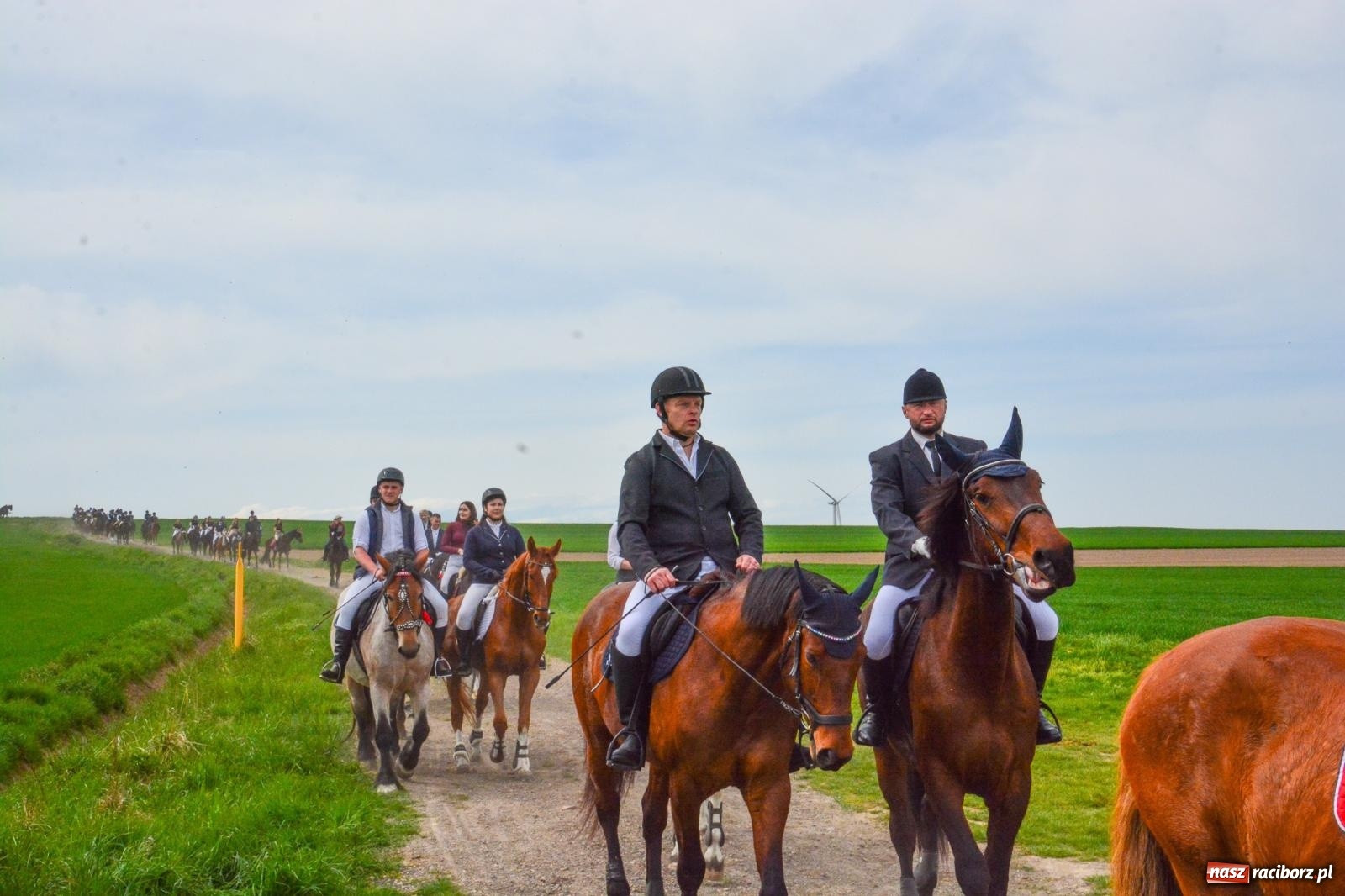 Zdjęcie w galerii na portalu naszraciborz.pl: 117 koni doliczono się podczas wielkanocnej procesji konnej w Bieńkowicach [FOTO i WIDEO] wiadomości z regionu