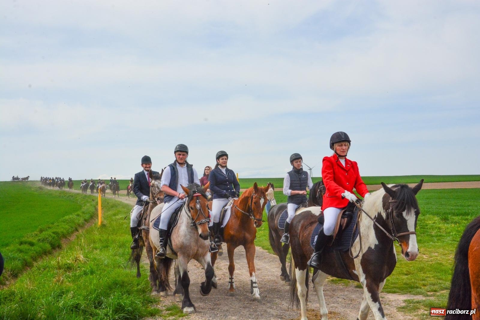 Zdjęcie w galerii na portalu naszraciborz.pl: 117 koni doliczono się podczas wielkanocnej procesji konnej w Bieńkowicach [FOTO i WIDEO] wiadomości z regionu