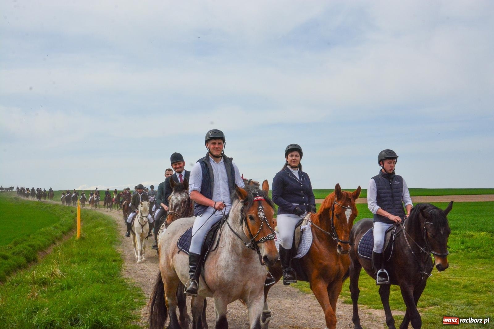 Zdjęcie w galerii na portalu naszraciborz.pl: 117 koni doliczono się podczas wielkanocnej procesji konnej w Bieńkowicach [FOTO i WIDEO] wiadomości z regionu