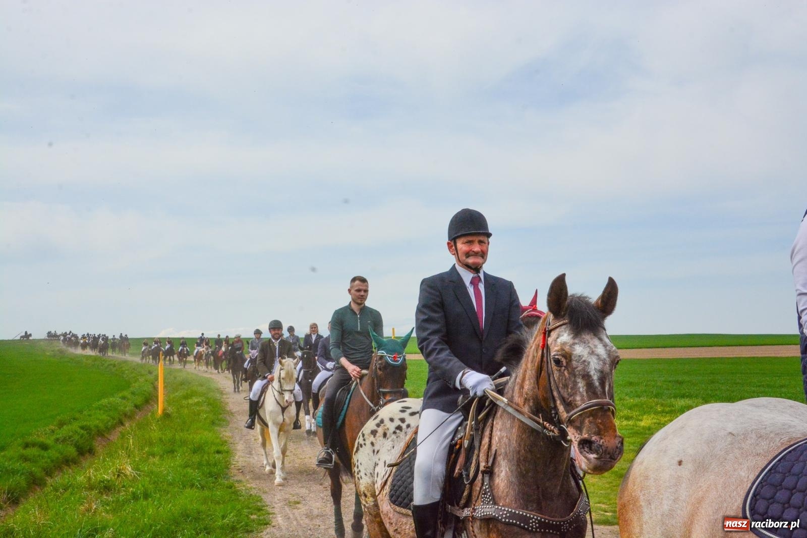 Zdjęcie w galerii na portalu naszraciborz.pl: 117 koni doliczono się podczas wielkanocnej procesji konnej w Bieńkowicach [FOTO i WIDEO] wiadomości z regionu