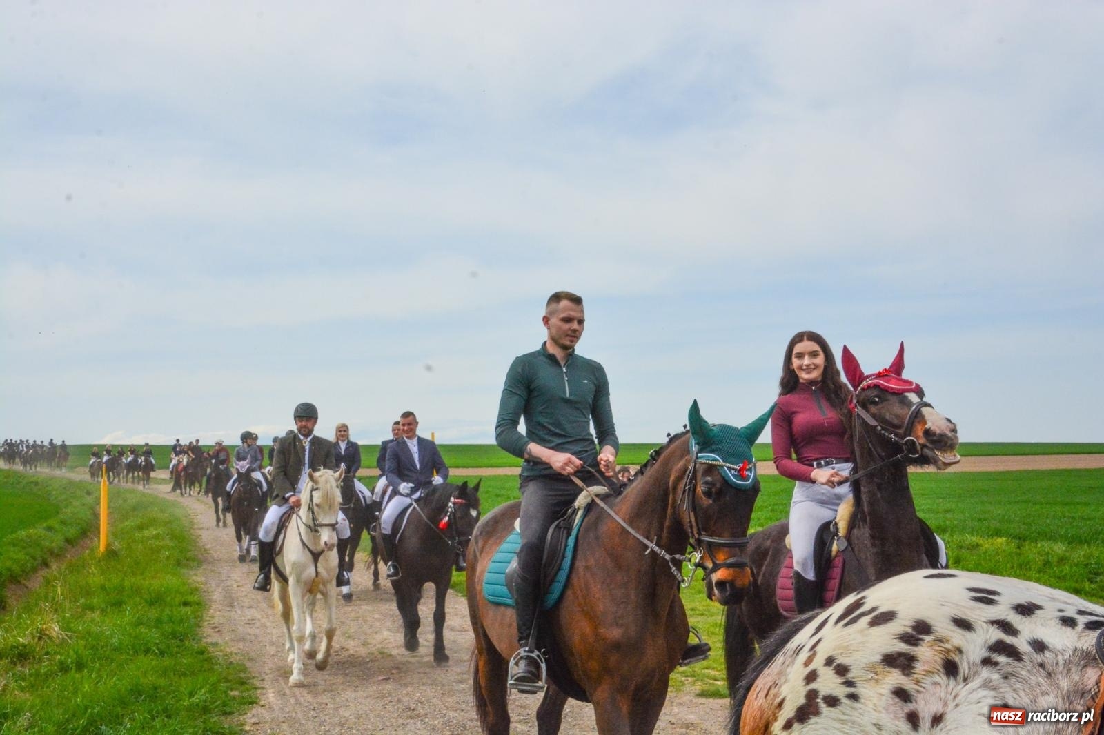 Zdjęcie w galerii na portalu naszraciborz.pl: 117 koni doliczono się podczas wielkanocnej procesji konnej w Bieńkowicach [FOTO i WIDEO] wiadomości z regionu