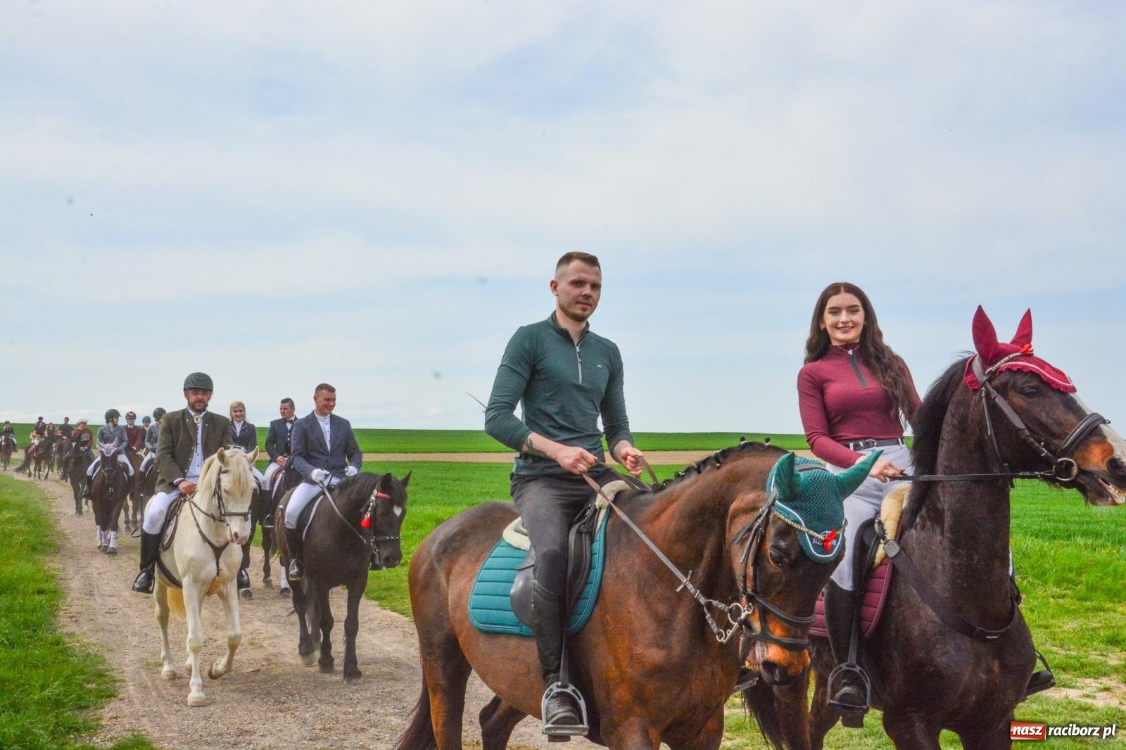 Zdjęcie w galerii na portalu naszraciborz.pl: 117 koni doliczono się podczas wielkanocnej procesji konnej w Bieńkowicach [FOTO i WIDEO] wiadomości z regionu