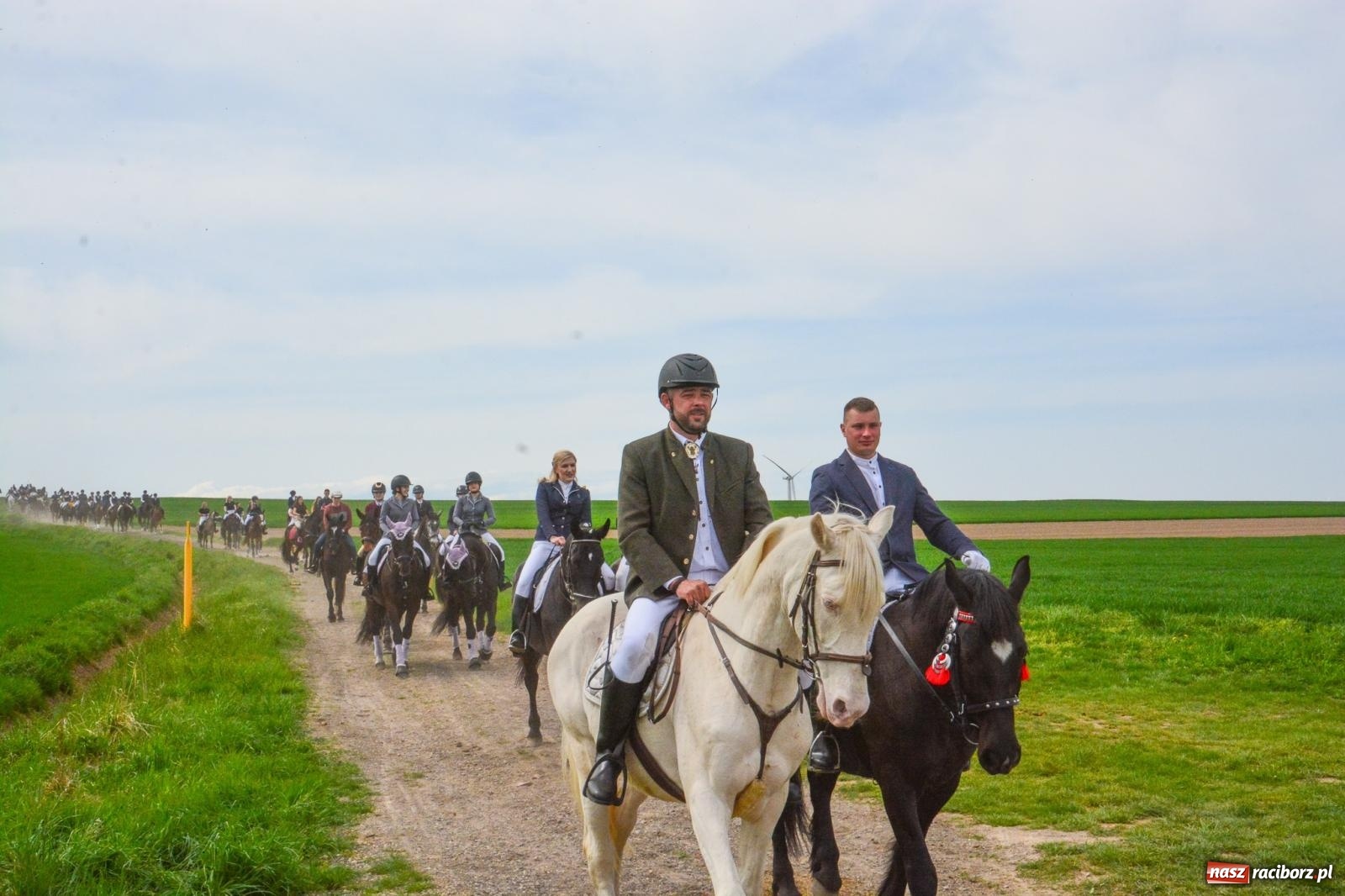 Zdjęcie w galerii na portalu naszraciborz.pl: 117 koni doliczono się podczas wielkanocnej procesji konnej w Bieńkowicach [FOTO i WIDEO] wiadomości z regionu