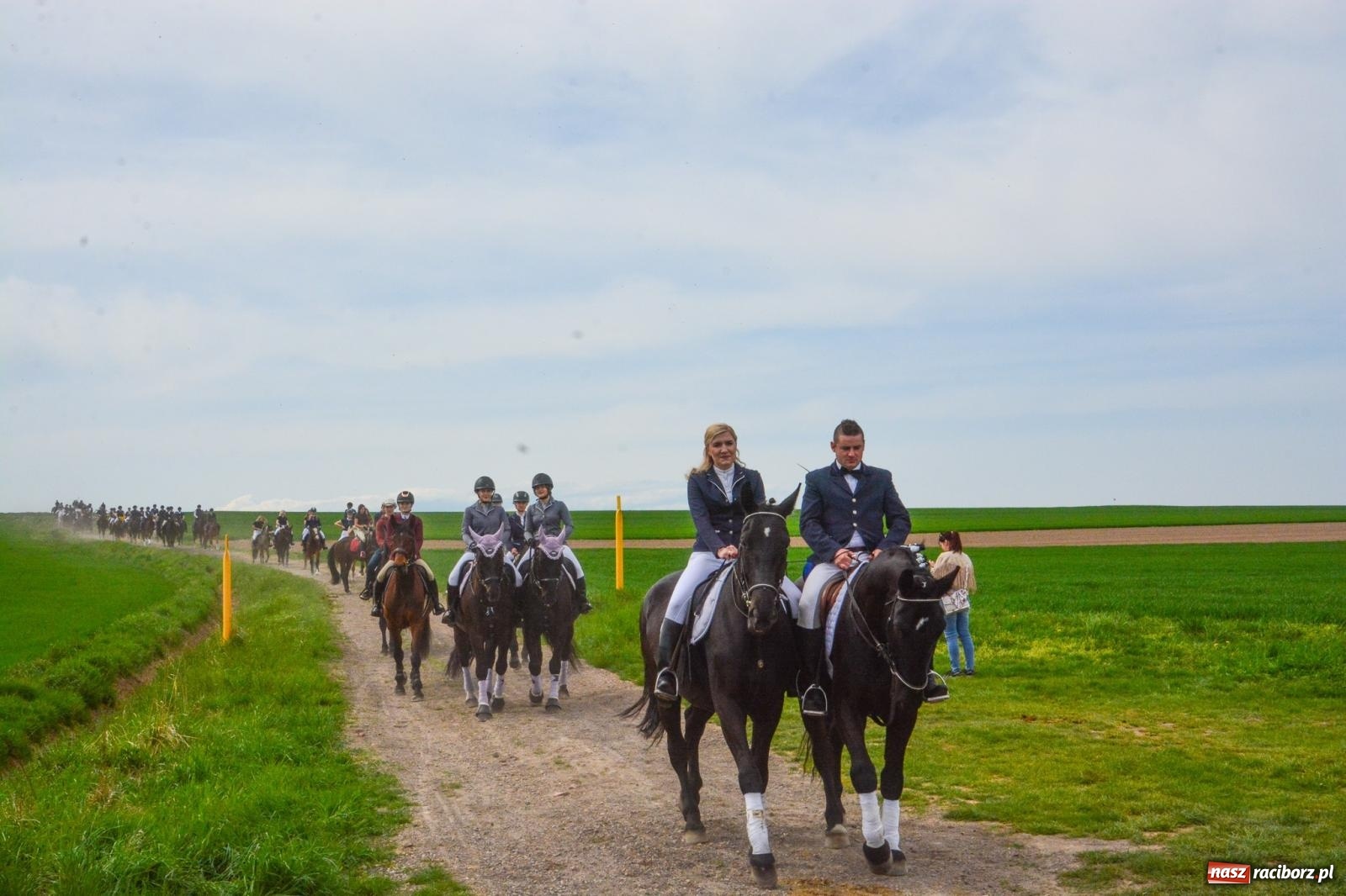 Zdjęcie w galerii na portalu naszraciborz.pl: 117 koni doliczono się podczas wielkanocnej procesji konnej w Bieńkowicach [FOTO i WIDEO] wiadomości z regionu