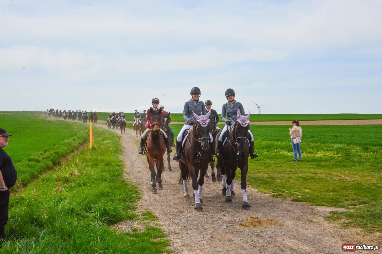 Zdjęcie w galerii na portalu naszraciborz.pl: 117 koni doliczono się podczas wielkanocnej procesji konnej w Bieńkowicach [FOTO i WIDEO] wiadomości z regionu