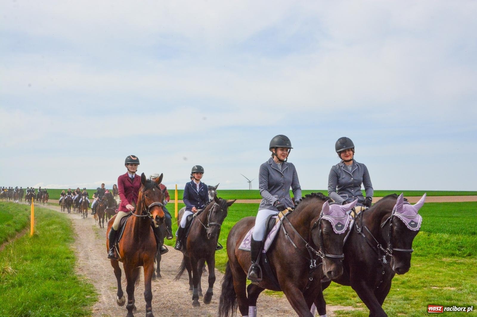 Zdjęcie w galerii na portalu naszraciborz.pl: 117 koni doliczono się podczas wielkanocnej procesji konnej w Bieńkowicach [FOTO i WIDEO] wiadomości z regionu