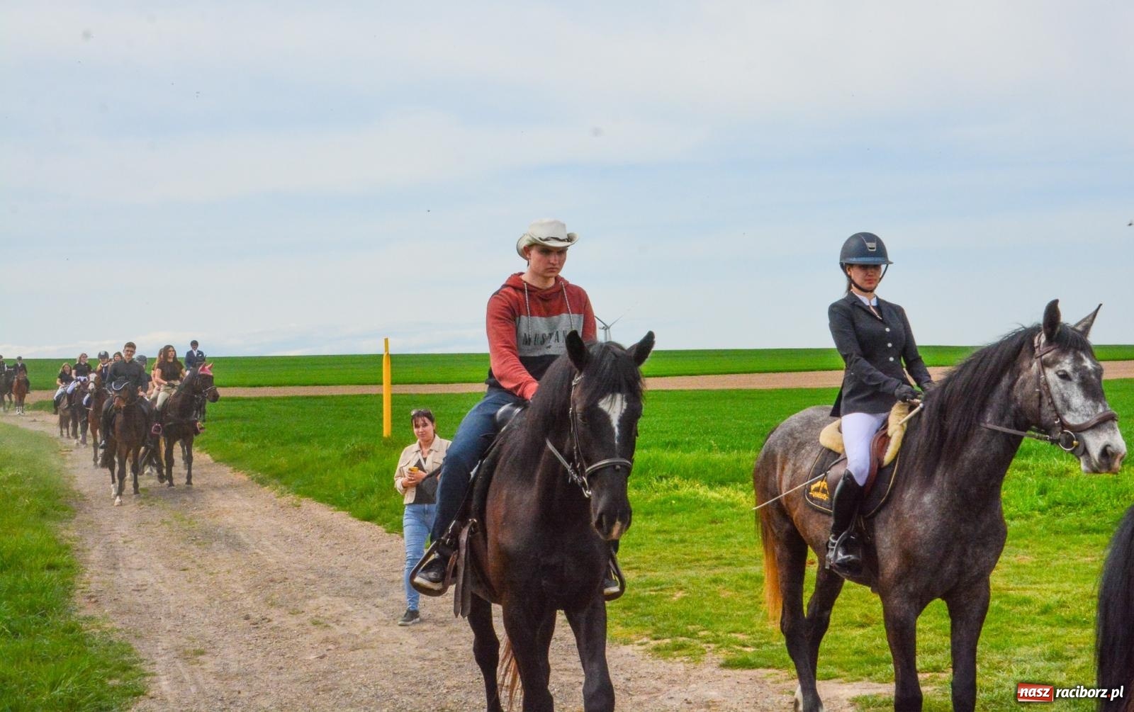 Zdjęcie w galerii na portalu naszraciborz.pl: 117 koni doliczono się podczas wielkanocnej procesji konnej w Bieńkowicach [FOTO i WIDEO] wiadomości z regionu