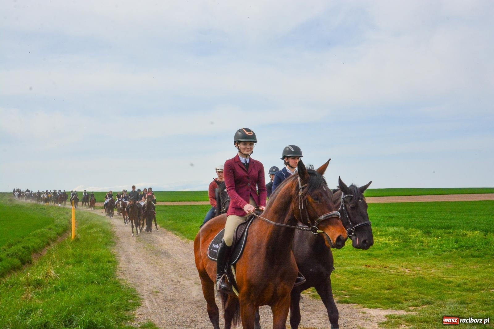 Zdjęcie w galerii na portalu naszraciborz.pl: 117 koni doliczono się podczas wielkanocnej procesji konnej w Bieńkowicach [FOTO i WIDEO] wiadomości z regionu