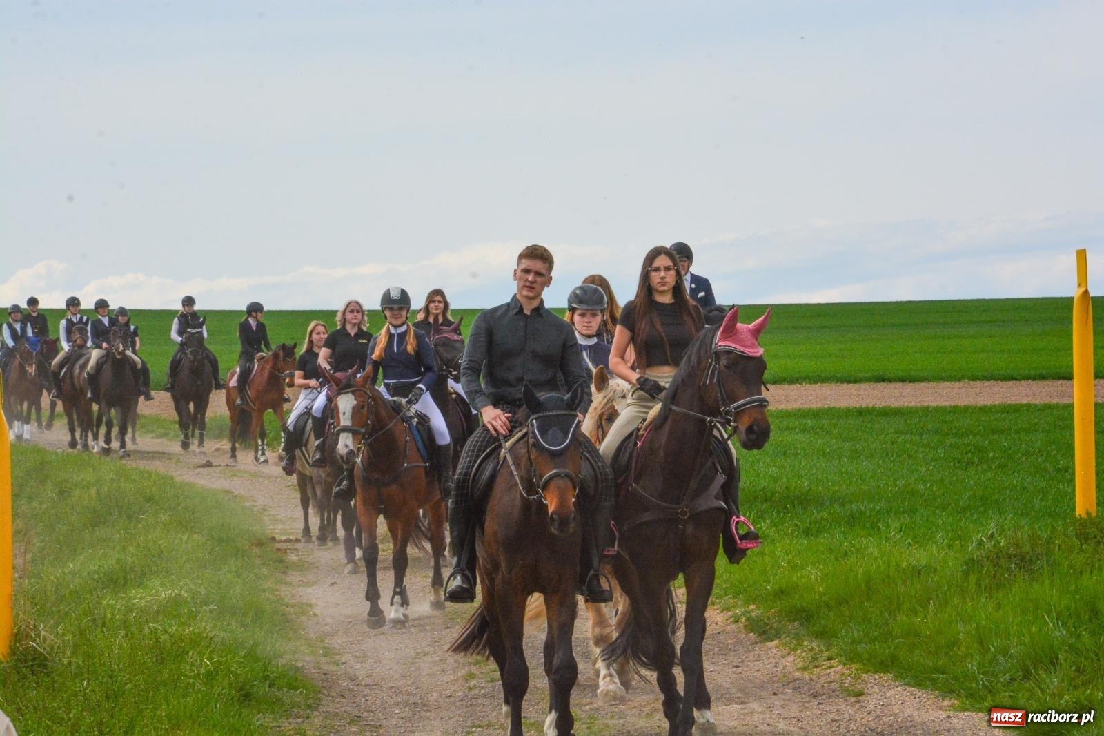 Zdjęcie w galerii na portalu naszraciborz.pl: 117 koni doliczono się podczas wielkanocnej procesji konnej w Bieńkowicach [FOTO i WIDEO] wiadomości z regionu