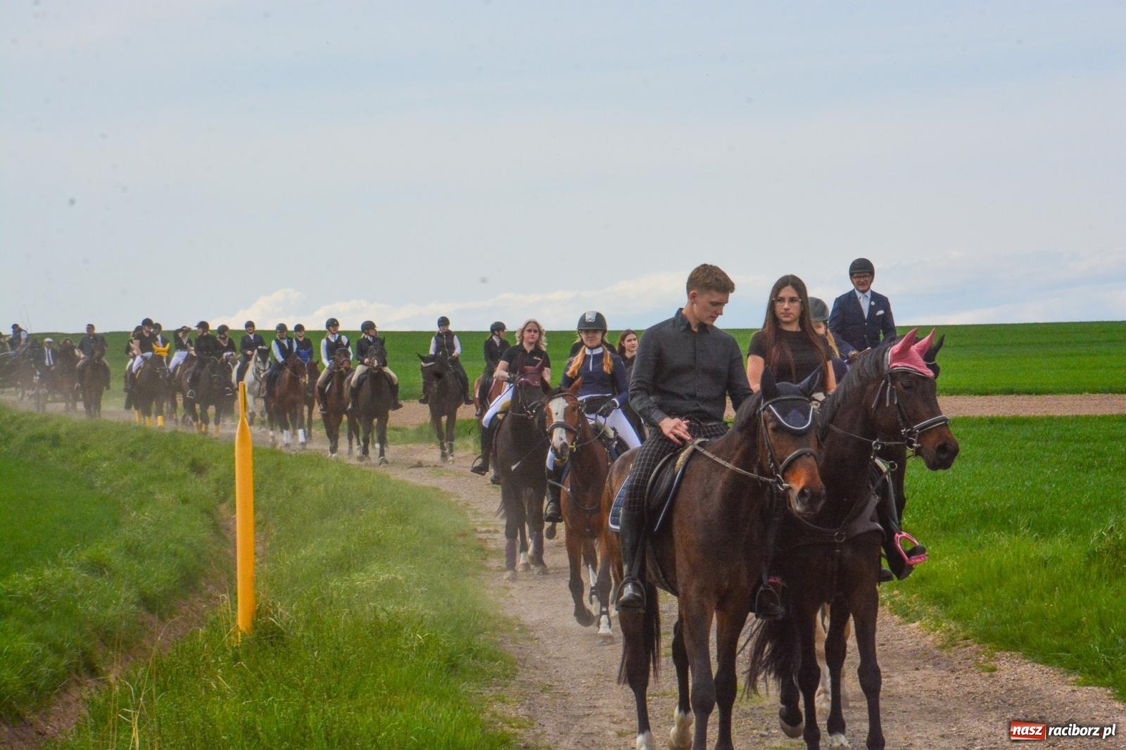 Zdjęcie w galerii na portalu naszraciborz.pl: 117 koni doliczono się podczas wielkanocnej procesji konnej w Bieńkowicach [FOTO i WIDEO] wiadomości z regionu