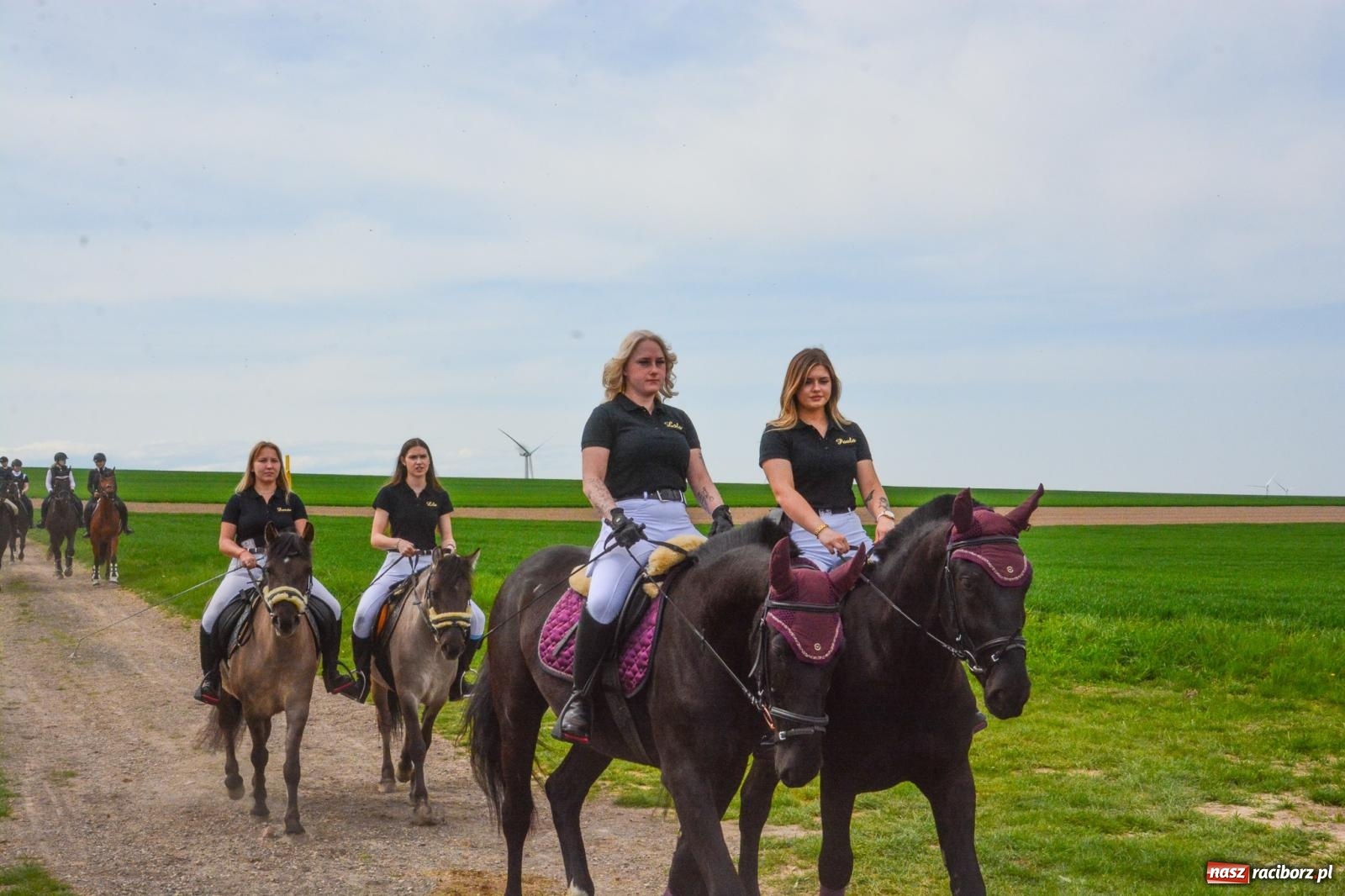 Zdjęcie w galerii na portalu naszraciborz.pl: 117 koni doliczono się podczas wielkanocnej procesji konnej w Bieńkowicach [FOTO i WIDEO] wiadomości z regionu