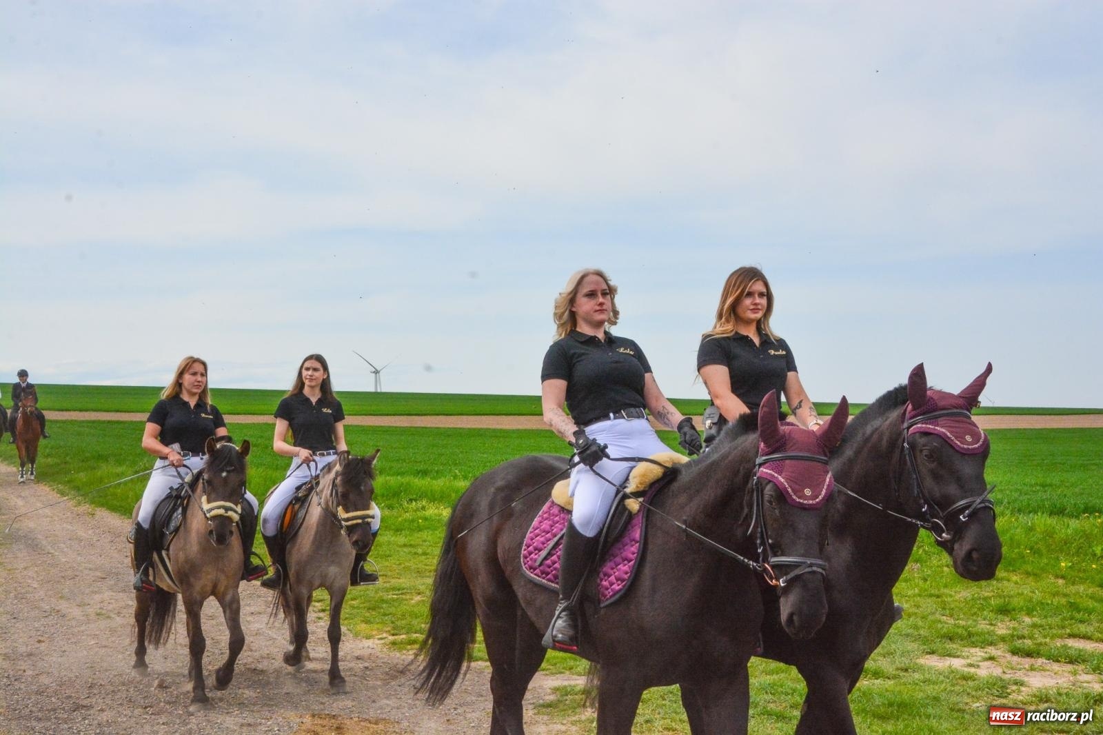 Zdjęcie w galerii na portalu naszraciborz.pl: 117 koni doliczono się podczas wielkanocnej procesji konnej w Bieńkowicach [FOTO i WIDEO] wiadomości z regionu