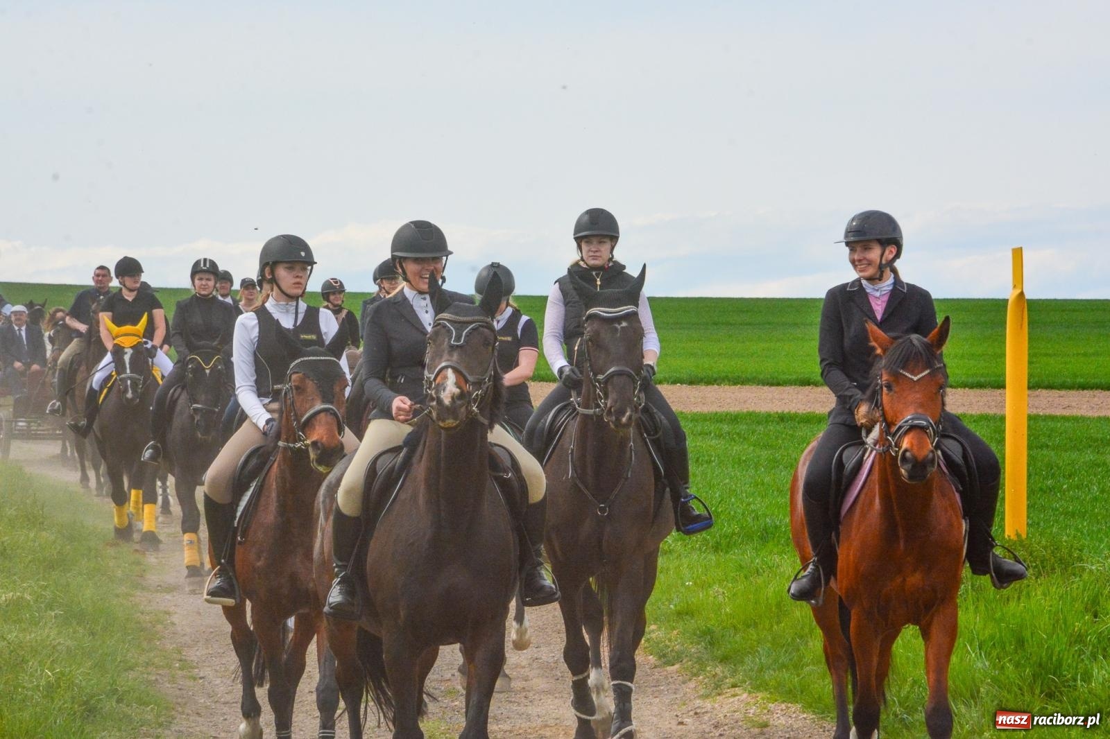 Zdjęcie w galerii na portalu naszraciborz.pl: 117 koni doliczono się podczas wielkanocnej procesji konnej w Bieńkowicach [FOTO i WIDEO] wiadomości z regionu