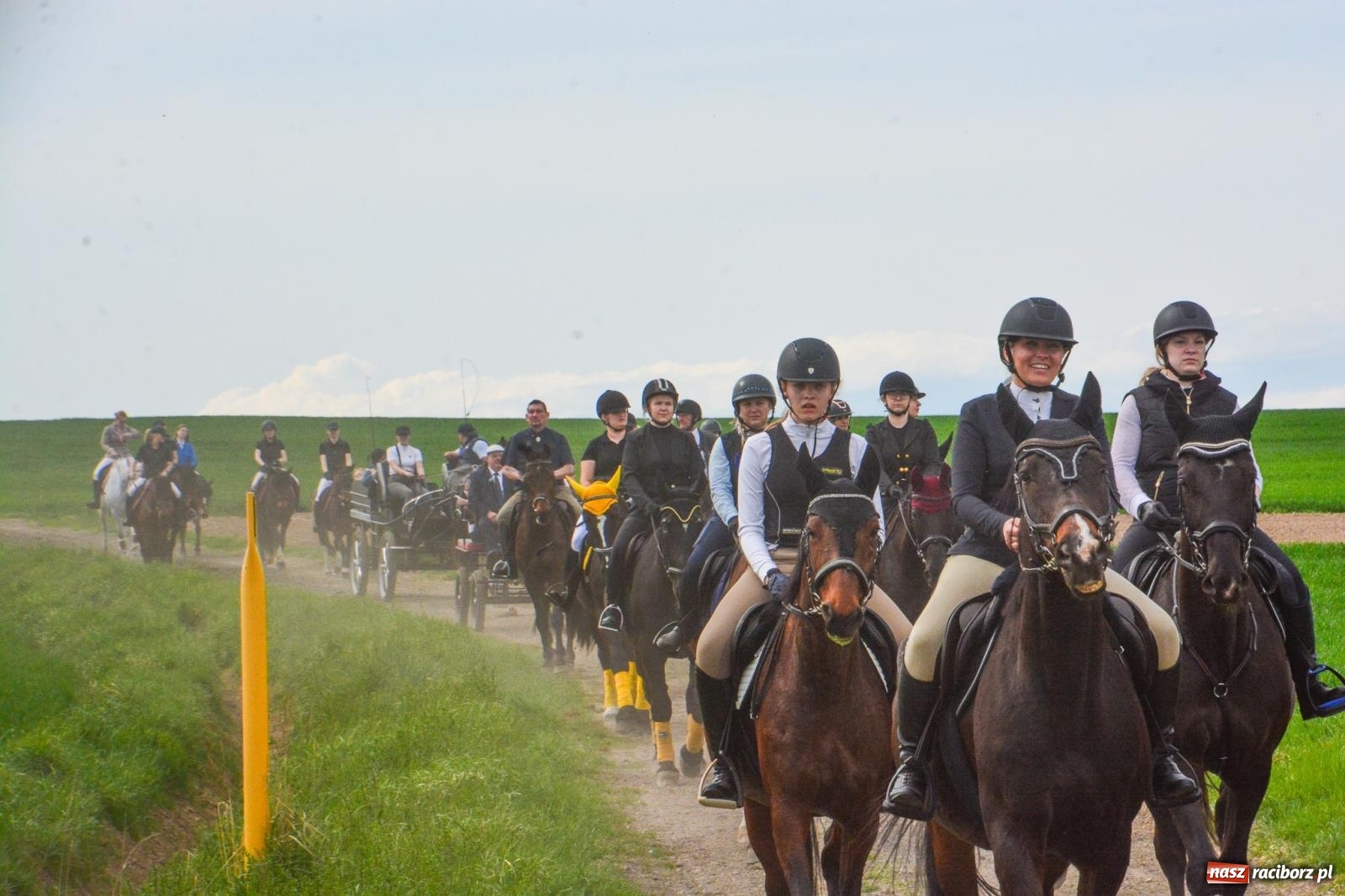 Zdjęcie w galerii na portalu naszraciborz.pl: 117 koni doliczono się podczas wielkanocnej procesji konnej w Bieńkowicach [FOTO i WIDEO] wiadomości z regionu