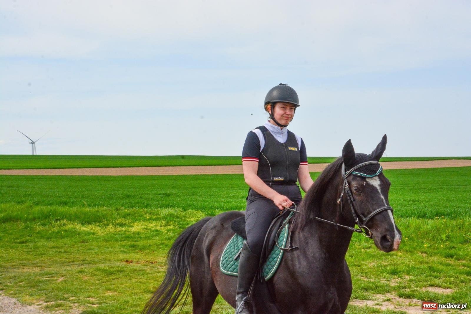 Zdjęcie w galerii na portalu naszraciborz.pl: 117 koni doliczono się podczas wielkanocnej procesji konnej w Bieńkowicach [FOTO i WIDEO] wiadomości z regionu