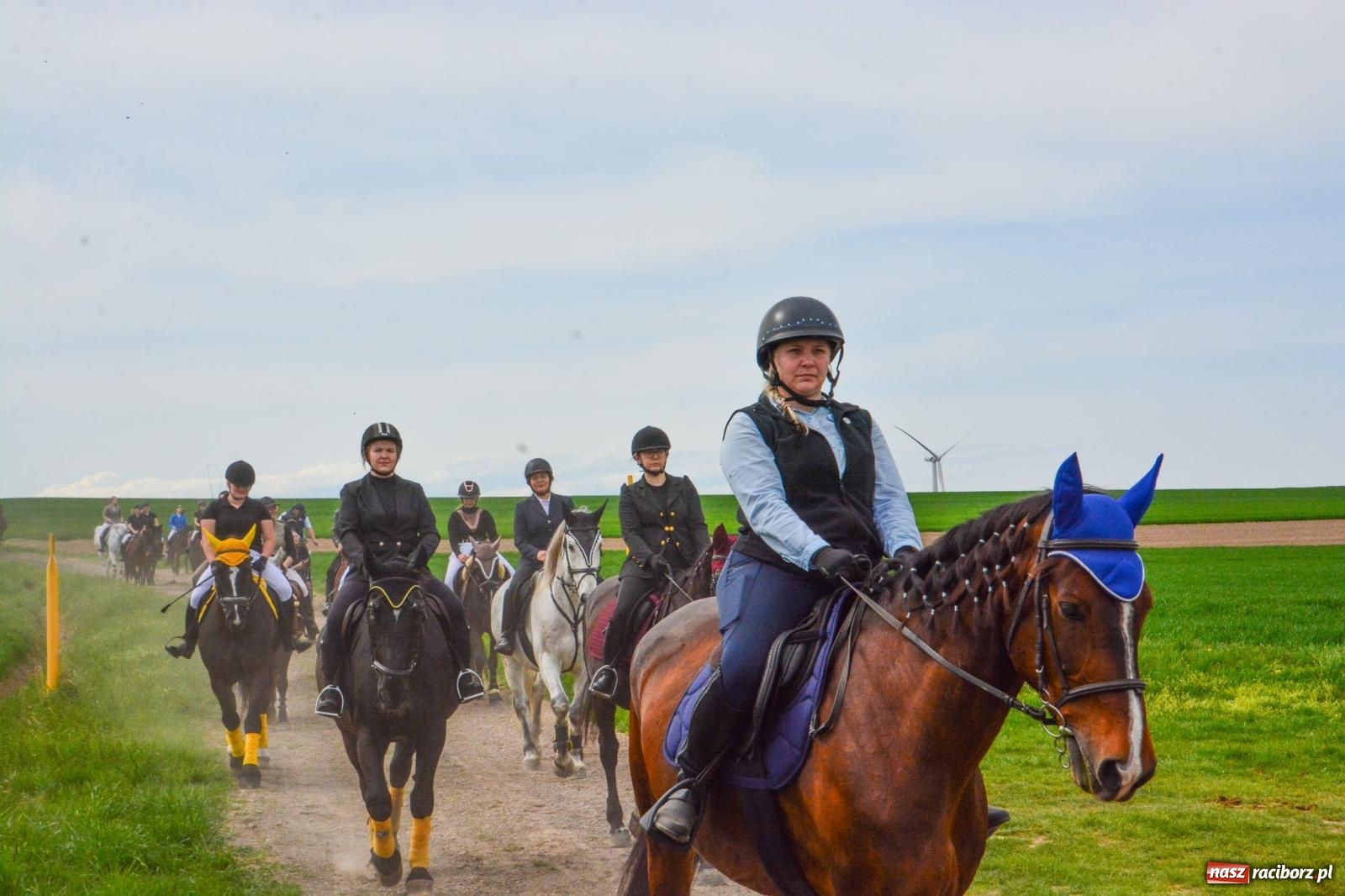 Zdjęcie w galerii na portalu naszraciborz.pl: 117 koni doliczono się podczas wielkanocnej procesji konnej w Bieńkowicach [FOTO i WIDEO] wiadomości z regionu