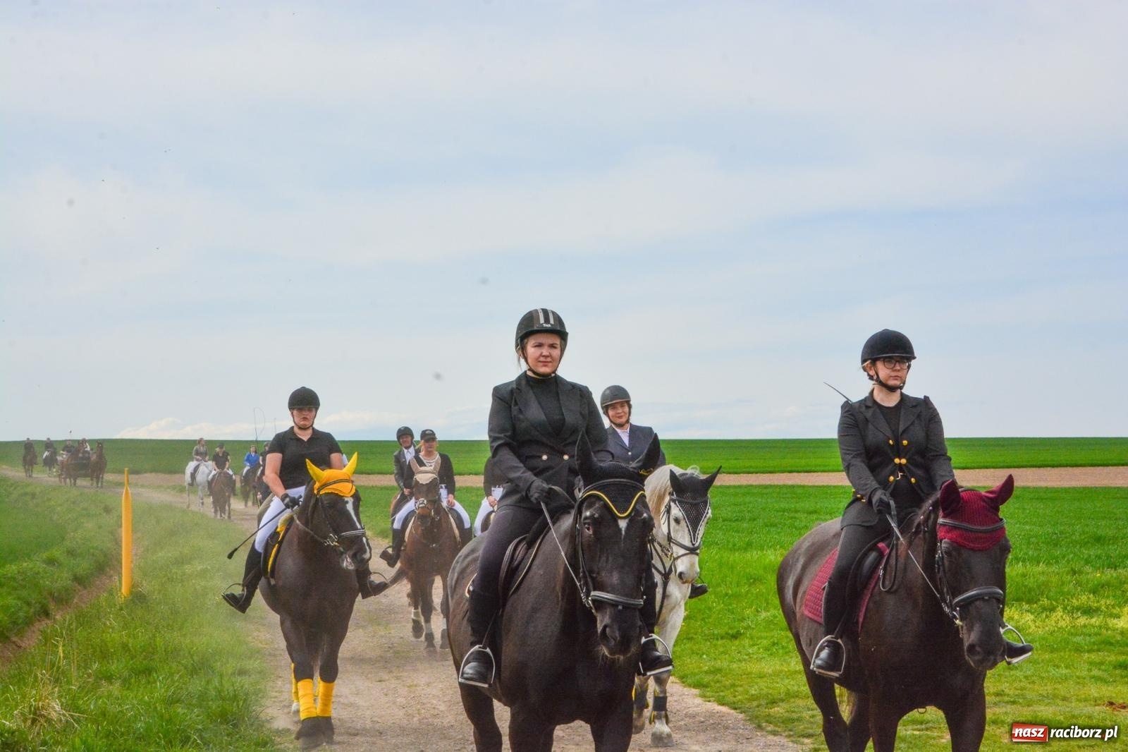 Zdjęcie w galerii na portalu naszraciborz.pl: 117 koni doliczono się podczas wielkanocnej procesji konnej w Bieńkowicach [FOTO i WIDEO] wiadomości z regionu