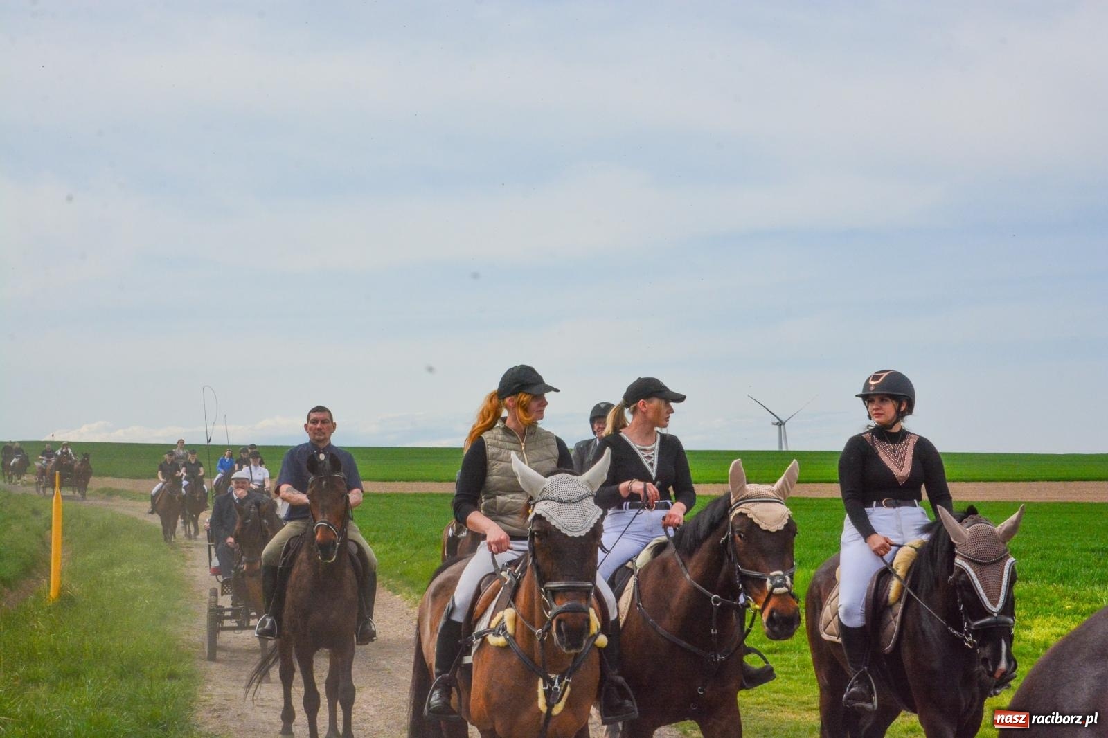 Zdjęcie w galerii na portalu naszraciborz.pl: 117 koni doliczono się podczas wielkanocnej procesji konnej w Bieńkowicach [FOTO i WIDEO] wiadomości z regionu