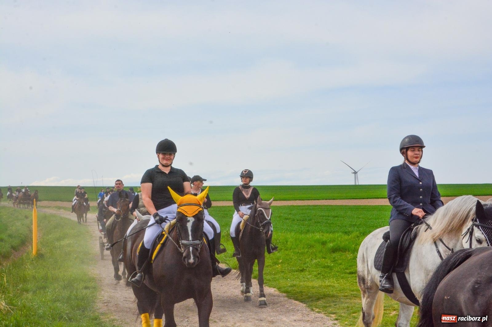 Zdjęcie w galerii na portalu naszraciborz.pl: 117 koni doliczono się podczas wielkanocnej procesji konnej w Bieńkowicach [FOTO i WIDEO] wiadomości z regionu