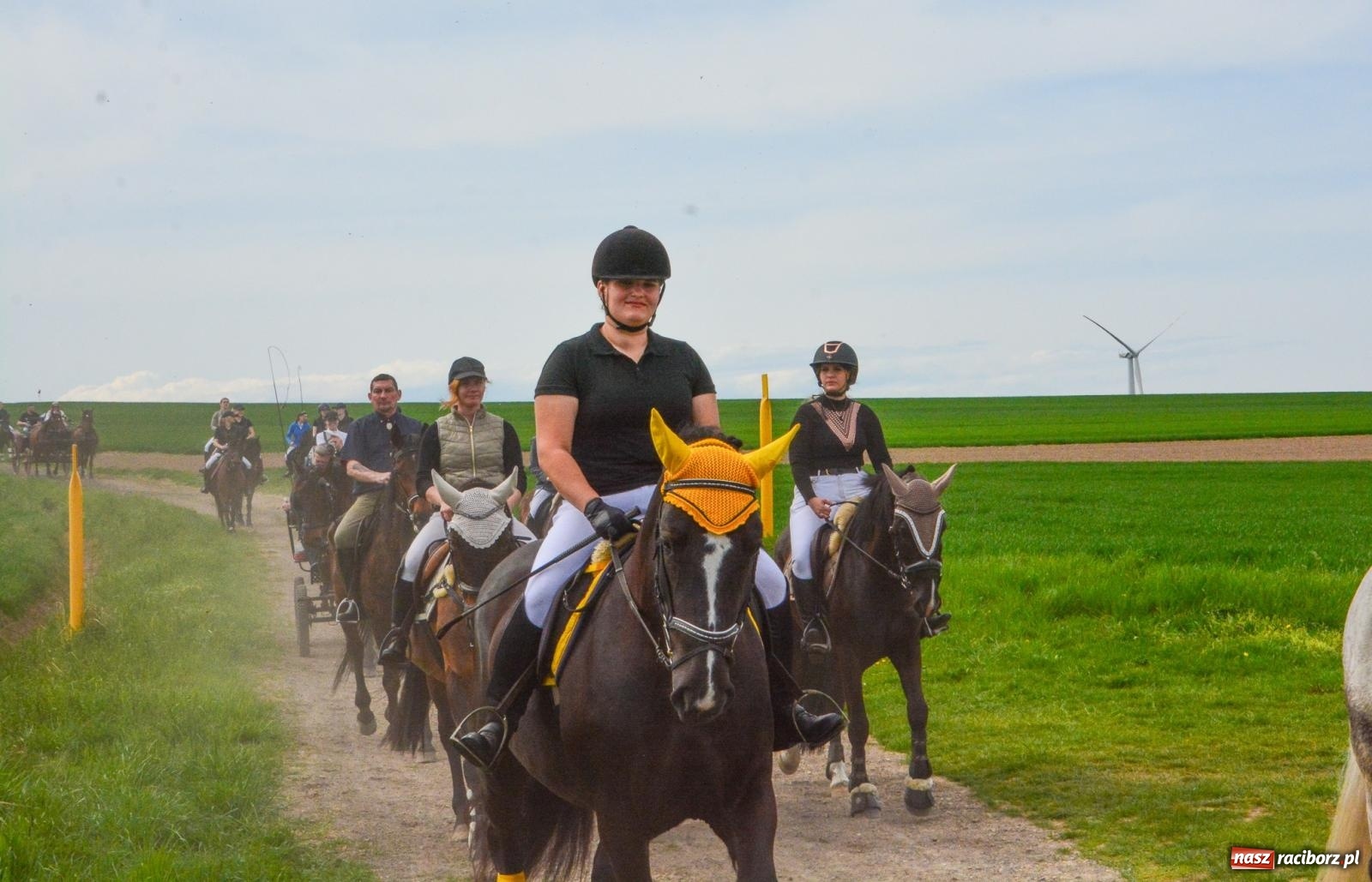 Zdjęcie w galerii na portalu naszraciborz.pl: 117 koni doliczono się podczas wielkanocnej procesji konnej w Bieńkowicach [FOTO i WIDEO] wiadomości z regionu