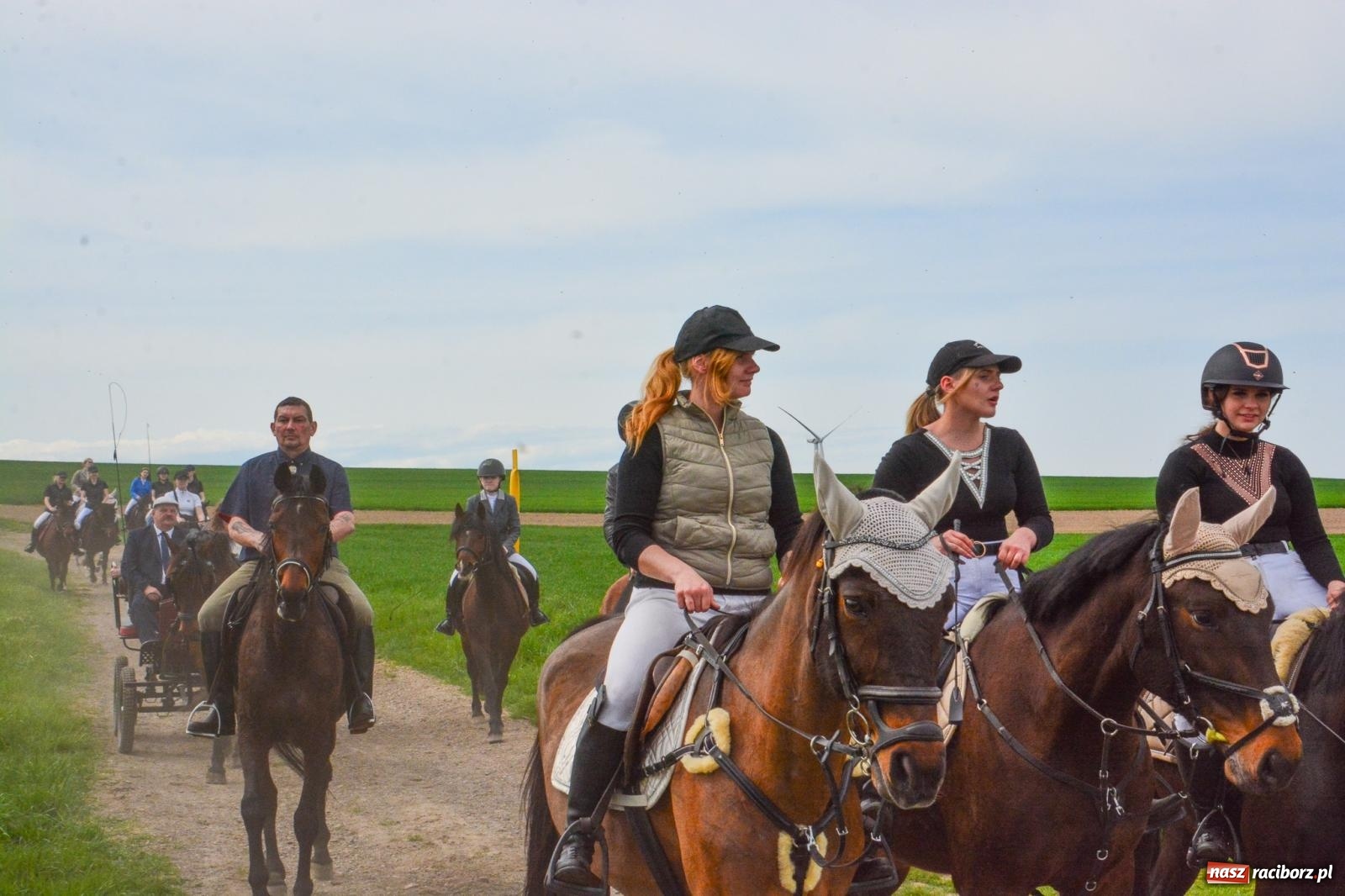 Zdjęcie w galerii na portalu naszraciborz.pl: 117 koni doliczono się podczas wielkanocnej procesji konnej w Bieńkowicach [FOTO i WIDEO] wiadomości z regionu