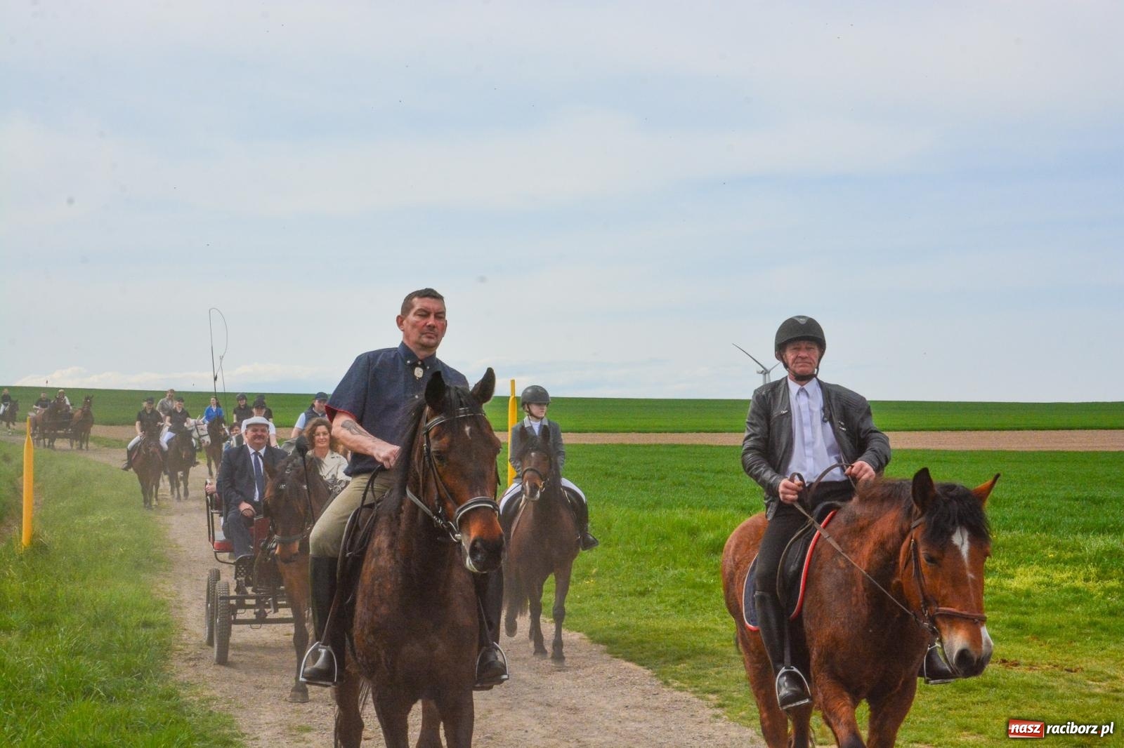 Zdjęcie w galerii na portalu naszraciborz.pl: 117 koni doliczono się podczas wielkanocnej procesji konnej w Bieńkowicach [FOTO i WIDEO] wiadomości z regionu