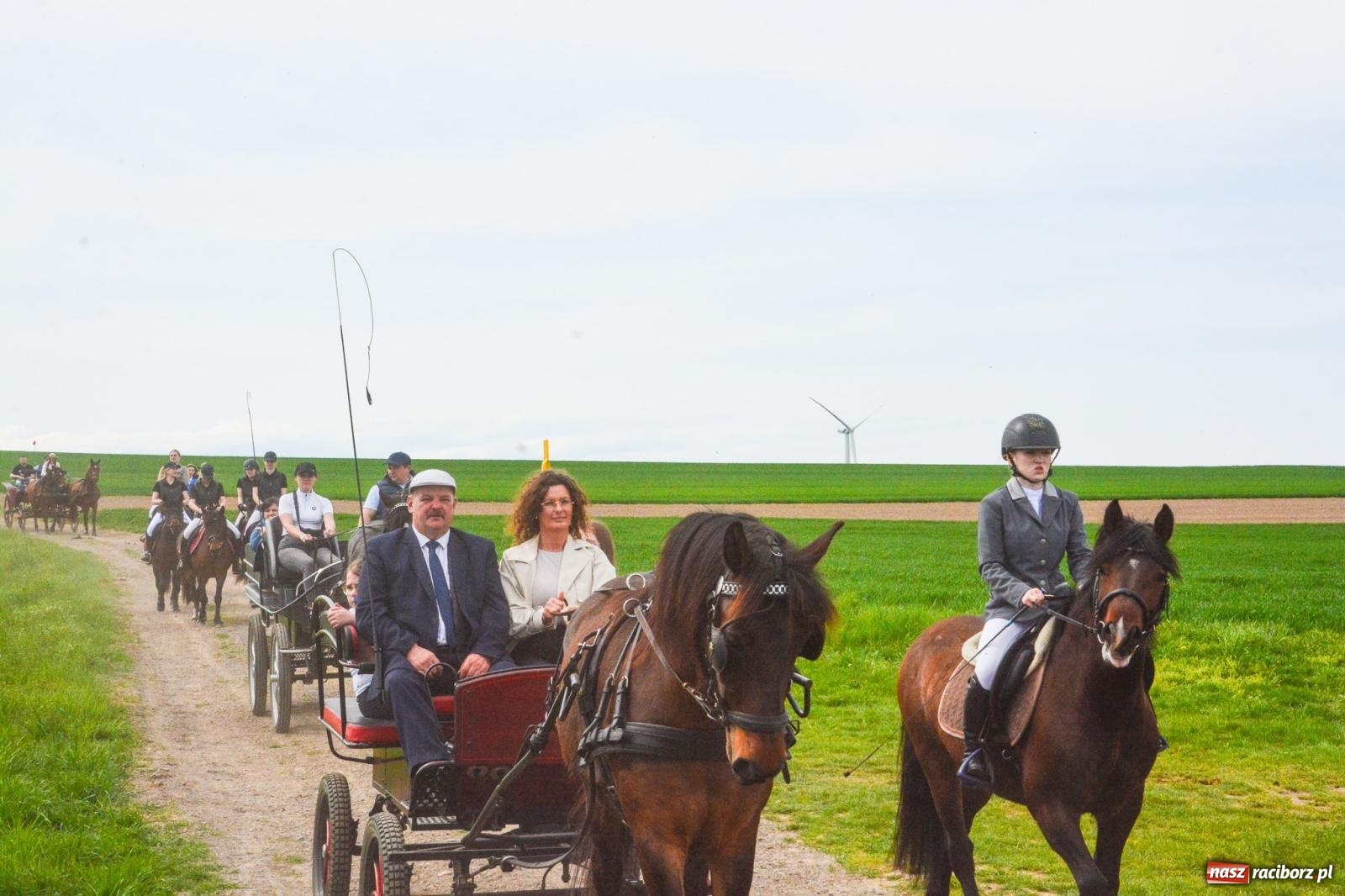 Zdjęcie w galerii na portalu naszraciborz.pl: 117 koni doliczono się podczas wielkanocnej procesji konnej w Bieńkowicach [FOTO i WIDEO] wiadomości z regionu