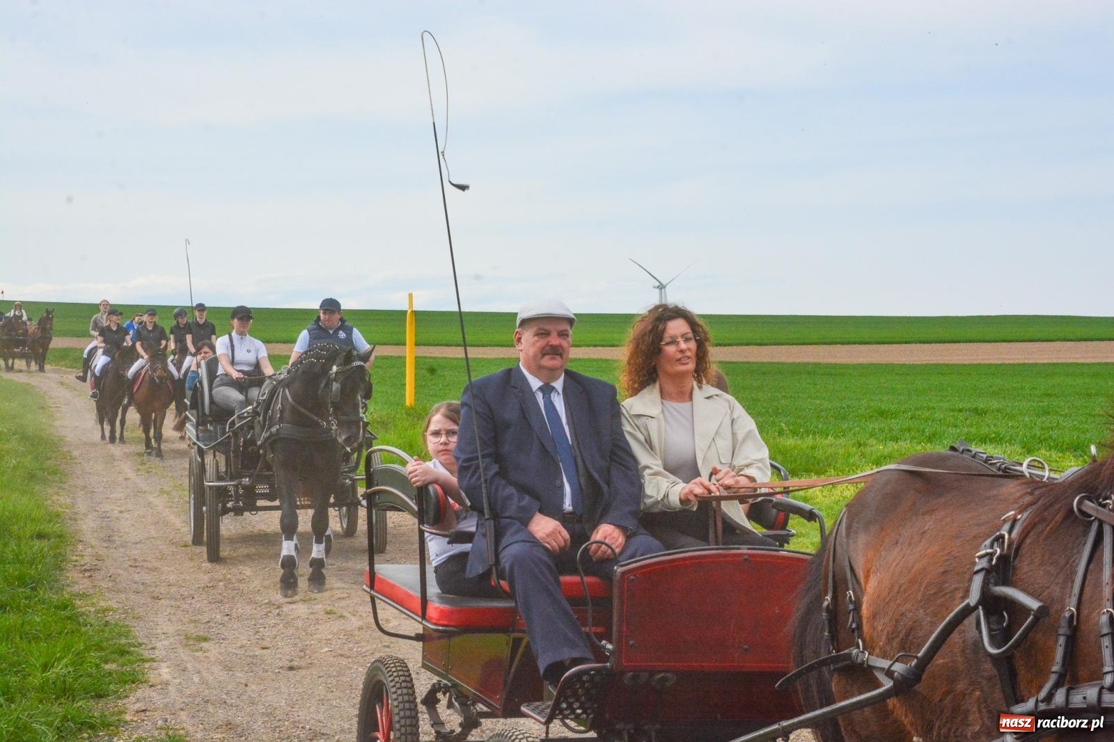 Zdjęcie w galerii na portalu naszraciborz.pl: 117 koni doliczono się podczas wielkanocnej procesji konnej w Bieńkowicach [FOTO i WIDEO] wiadomości z regionu