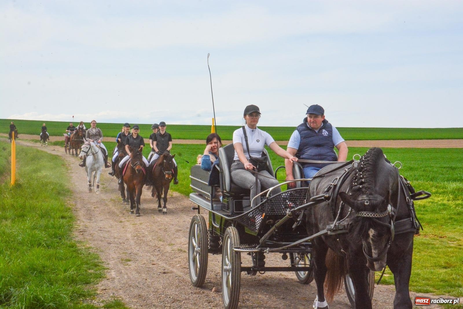 Zdjęcie w galerii na portalu naszraciborz.pl: 117 koni doliczono się podczas wielkanocnej procesji konnej w Bieńkowicach [FOTO i WIDEO] wiadomości z regionu