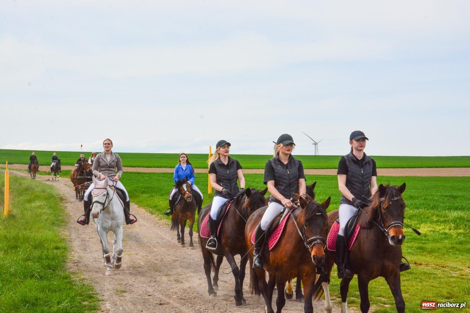 Zdjęcie w galerii na portalu naszraciborz.pl: 117 koni doliczono się podczas wielkanocnej procesji konnej w Bieńkowicach [FOTO i WIDEO] wiadomości z regionu