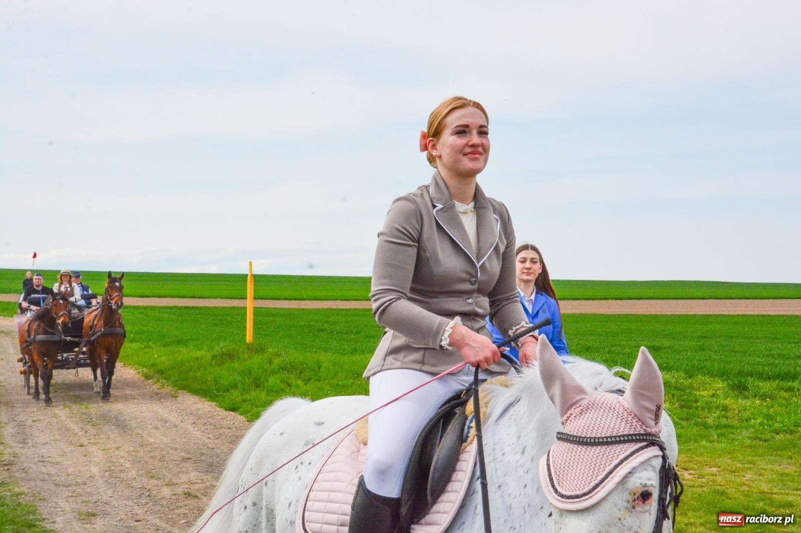 Zdjęcie w galerii na portalu naszraciborz.pl: 117 koni doliczono się podczas wielkanocnej procesji konnej w Bieńkowicach [FOTO i WIDEO] wiadomości z regionu