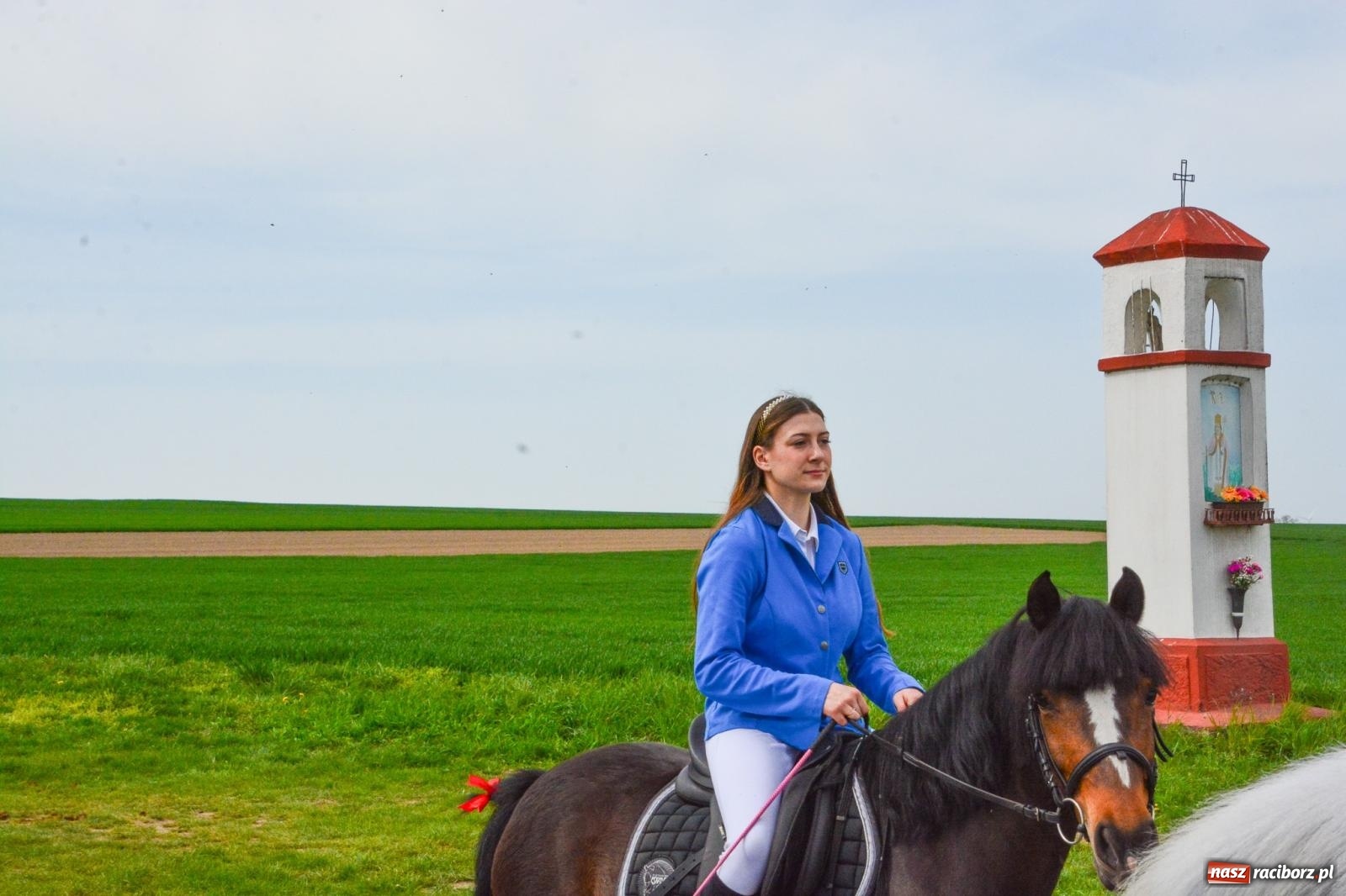 Zdjęcie w galerii na portalu naszraciborz.pl: 117 koni doliczono się podczas wielkanocnej procesji konnej w Bieńkowicach [FOTO i WIDEO] wiadomości z regionu