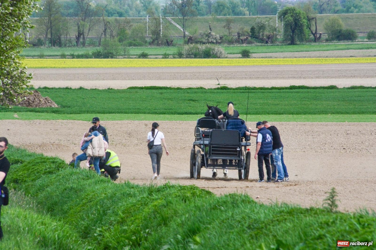 Zdjęcie w galerii na portalu naszraciborz.pl: 117 koni doliczono się podczas wielkanocnej procesji konnej w Bieńkowicach [FOTO i WIDEO] wiadomości z regionu