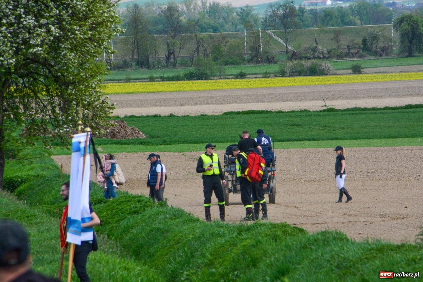 Zdjęcie w galerii na portalu naszraciborz.pl: 117 koni doliczono się podczas wielkanocnej procesji konnej w Bieńkowicach [FOTO i WIDEO] wiadomości z regionu