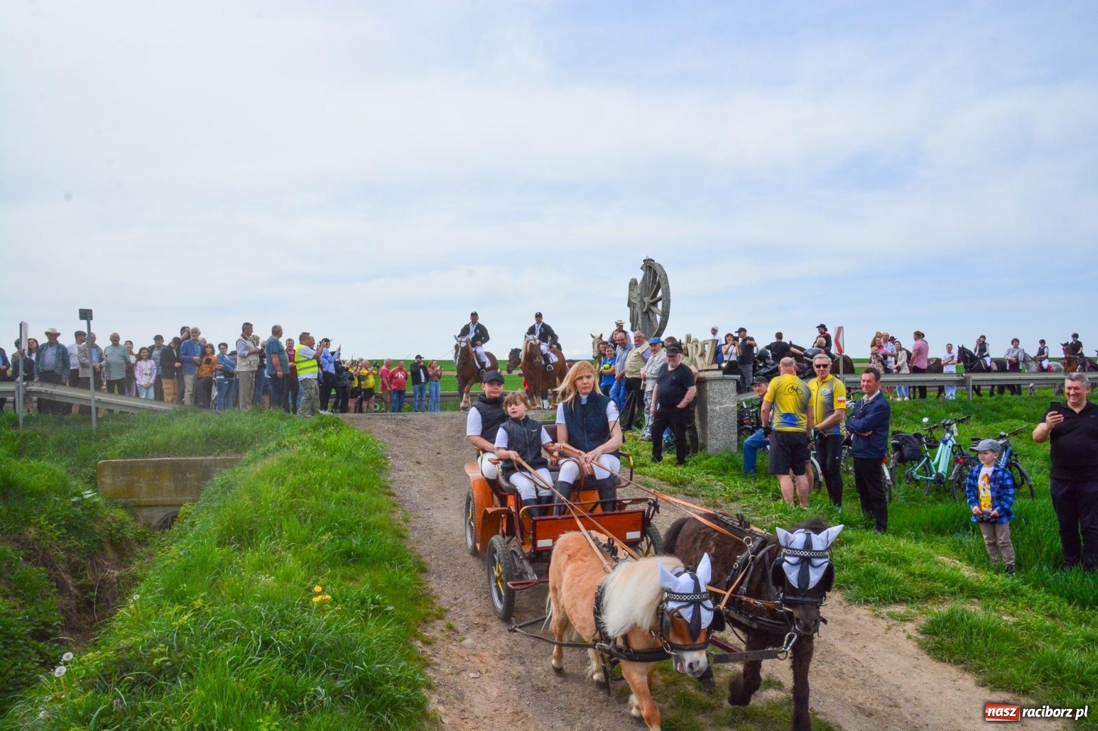 Zdjęcie w galerii na portalu naszraciborz.pl: Procesja konna w Sudole przeszła granicami Raciborza z modlitwą o urodzaj [FOTO i WIDEO] wiadomości z regionu