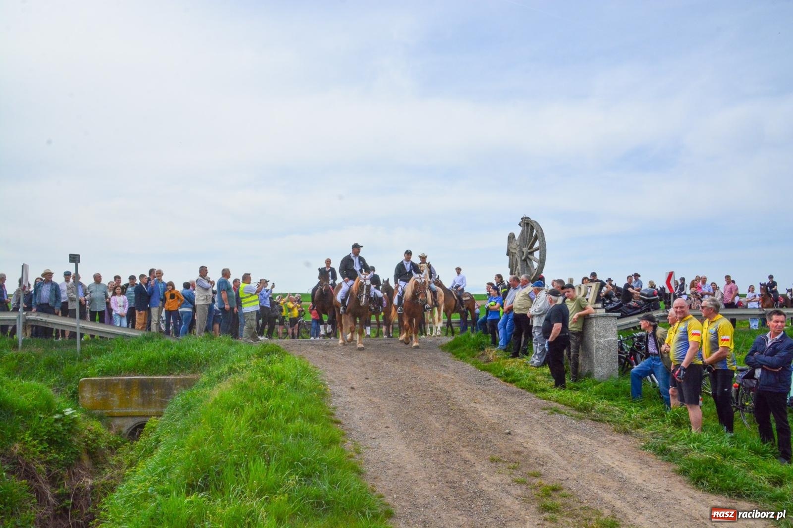 Zdjęcie w galerii na portalu naszraciborz.pl: Procesja konna w Sudole przeszła granicami Raciborza z modlitwą o urodzaj [FOTO i WIDEO] wiadomości z regionu