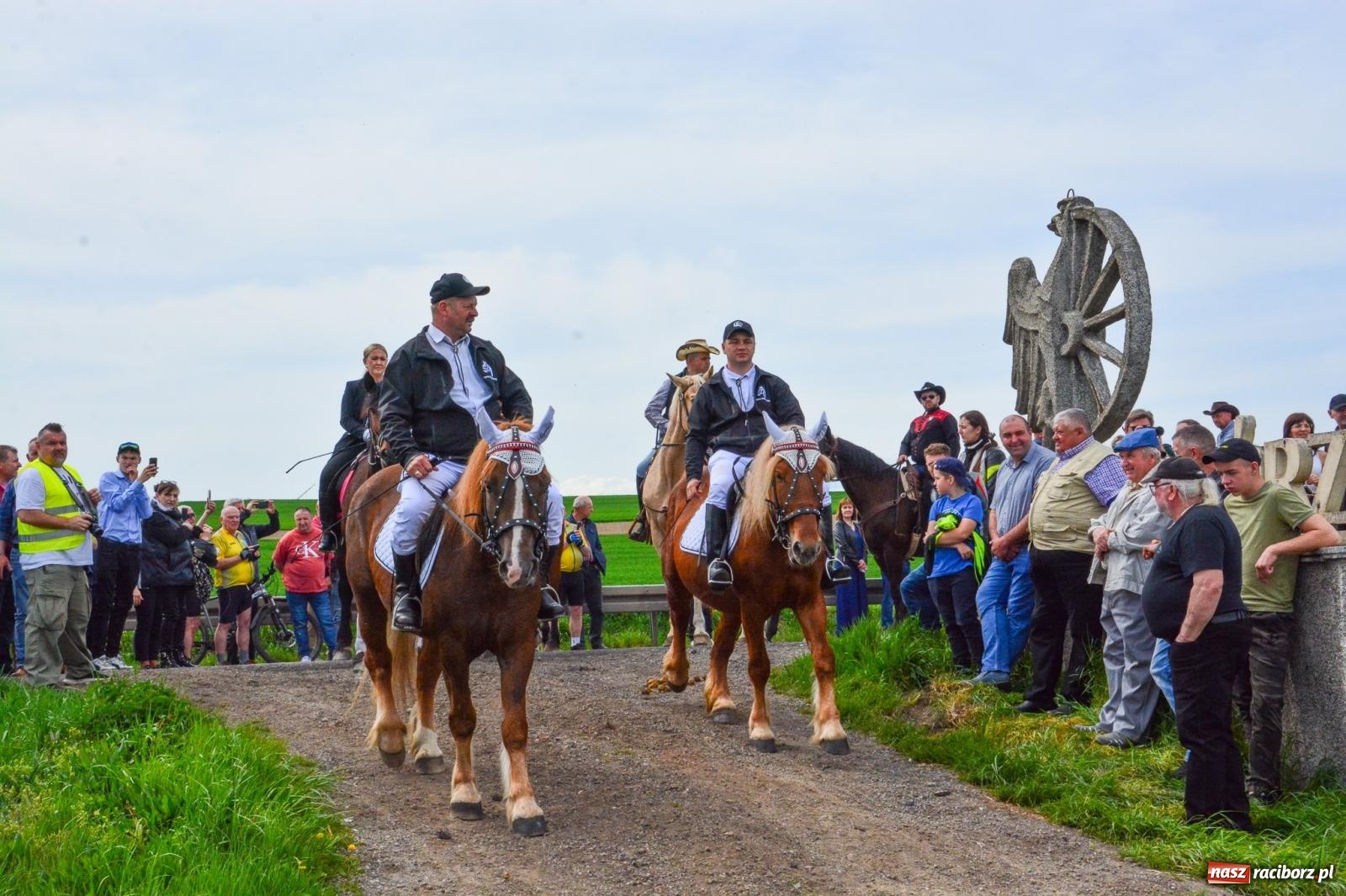Zdjęcie w galerii na portalu naszraciborz.pl: Procesja konna w Sudole przeszła granicami Raciborza z modlitwą o urodzaj [FOTO i WIDEO] wiadomości z regionu