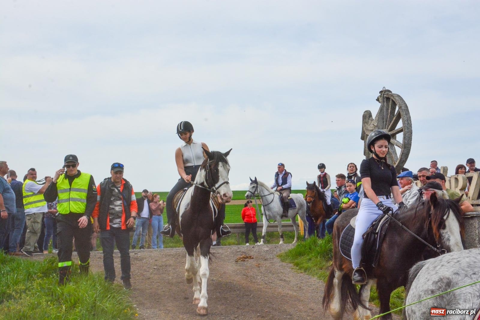 Zdjęcie w galerii na portalu naszraciborz.pl: Procesja konna w Sudole przeszła granicami Raciborza z modlitwą o urodzaj [FOTO i WIDEO] wiadomości z regionu