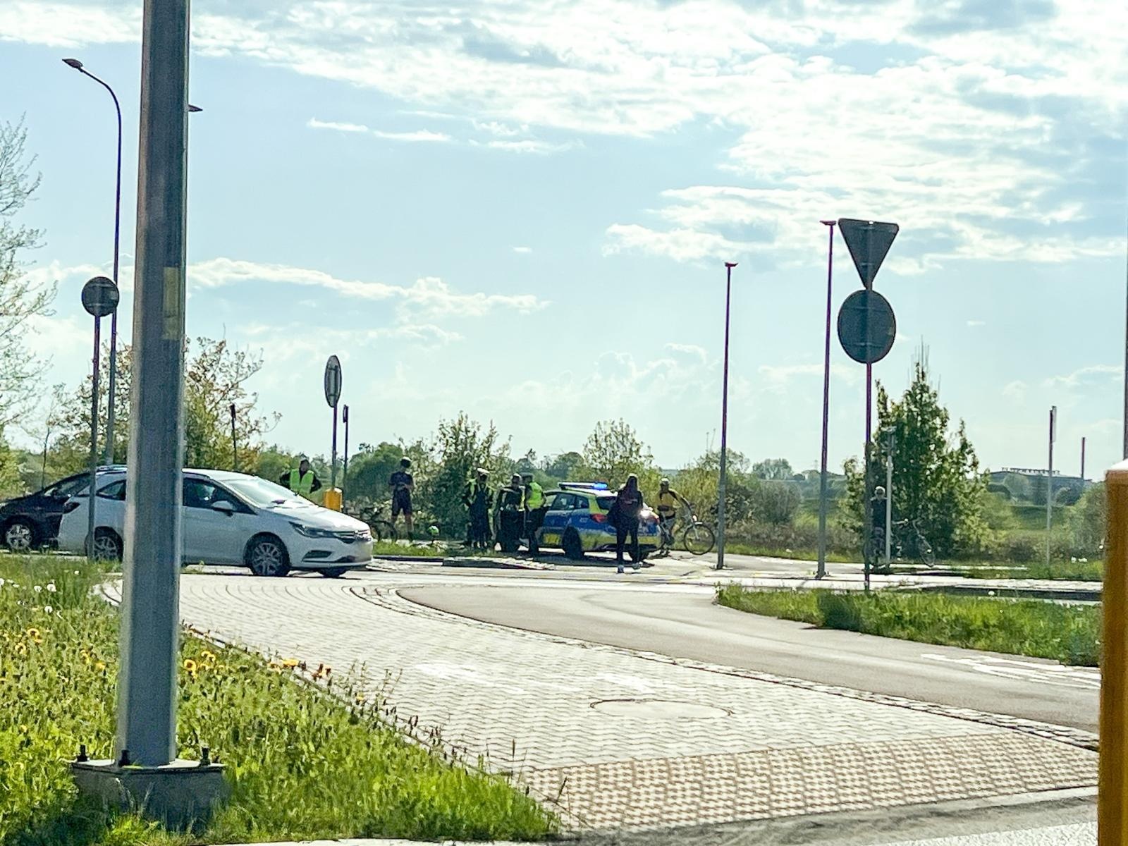 Zdjęcie w galerii na portalu naszraciborz.pl: Zderzenie przy Auchan. Winny kierujący hulajnogą wiadomości z regionu